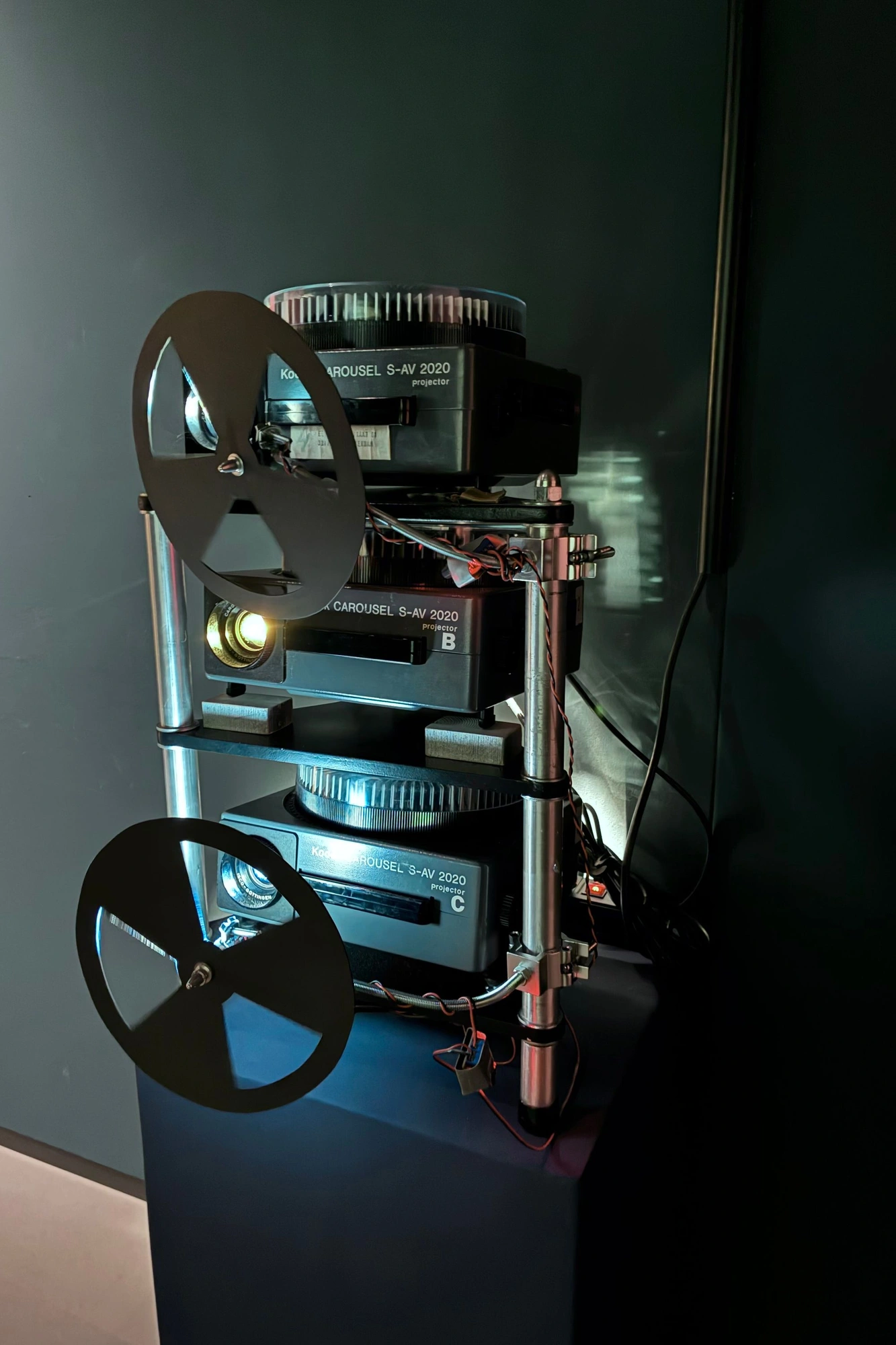 2023-03-28 - i16 - color - NL - Rotterdam - Double projector with alternating slits