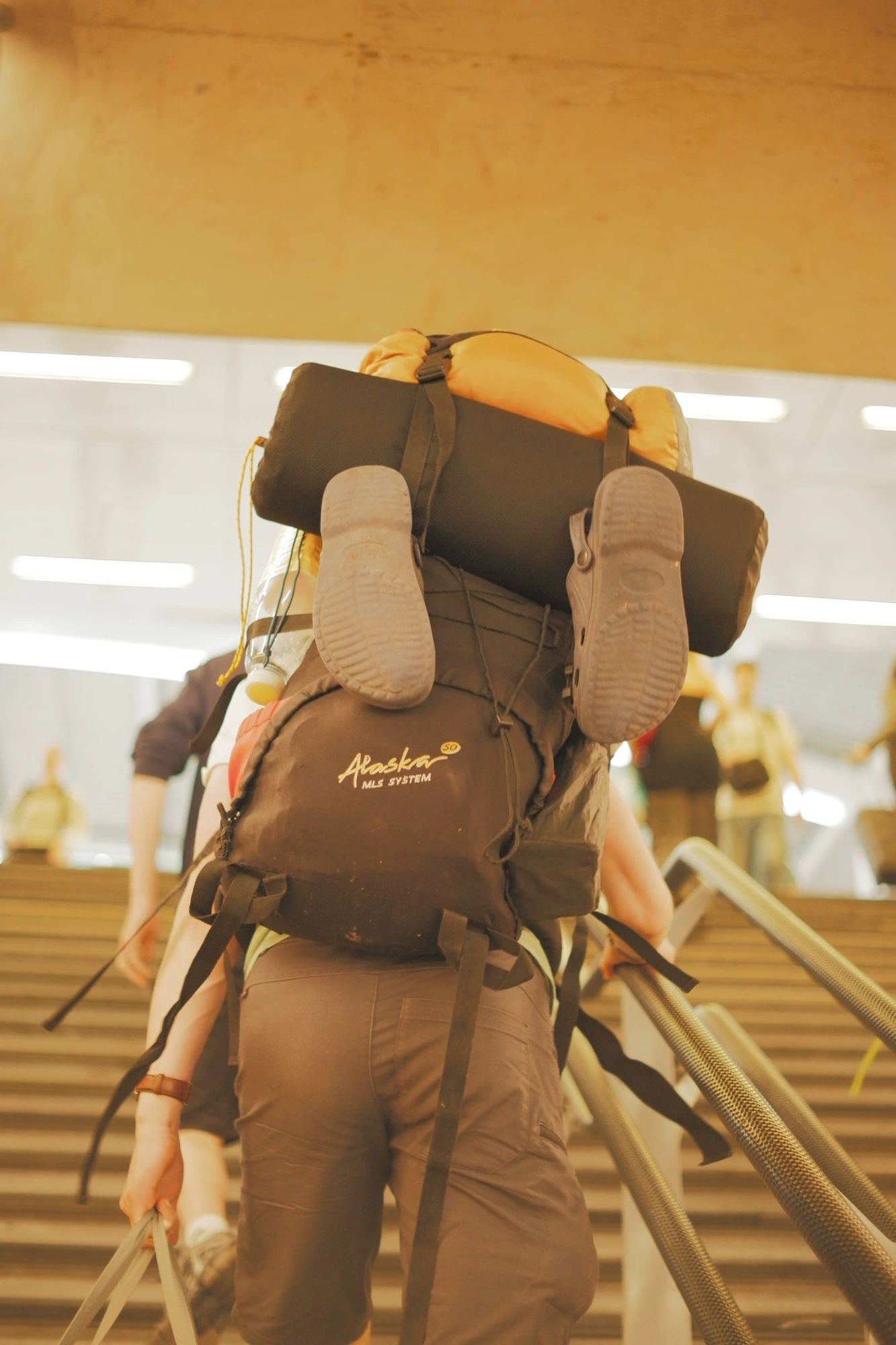 2026-05-31 - xt35 - color - NL - Utrecht - Hiker walking up escalator