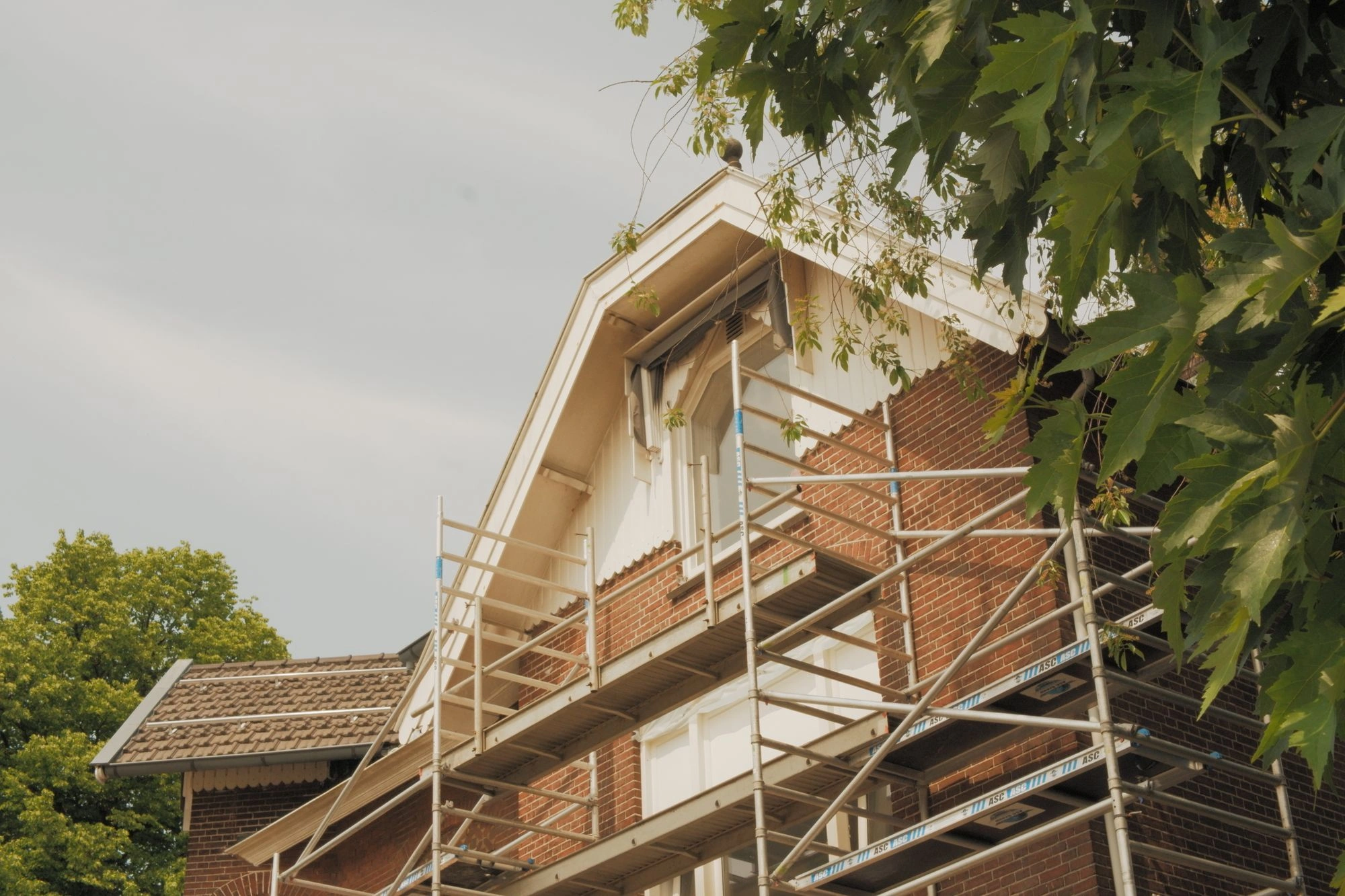 2026-05-31 - xt35 - color - NL - Utrecht - House with scaffolding outside