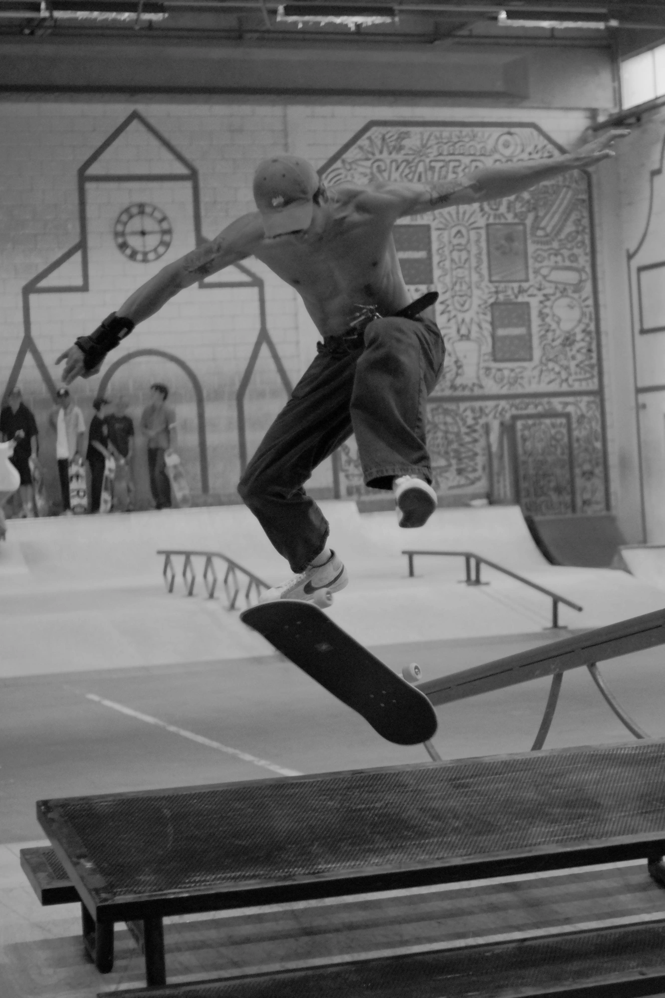 2026-06-13 - xt35 - bw - NL - Utrecht - Flip trick over table