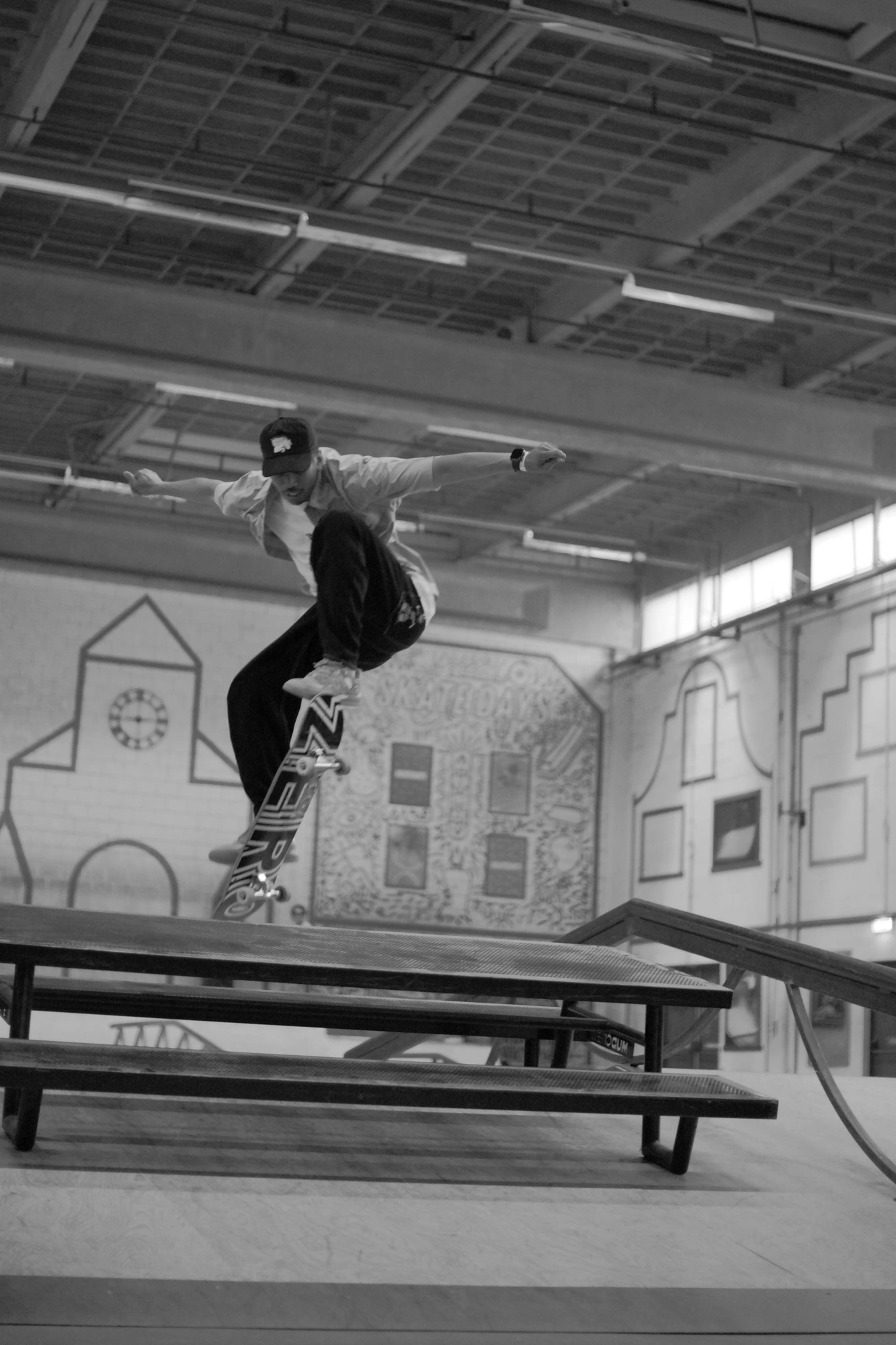 2026-06-13 - xt35 - bw - NL - Utrecht - Jumping over picnic table 3