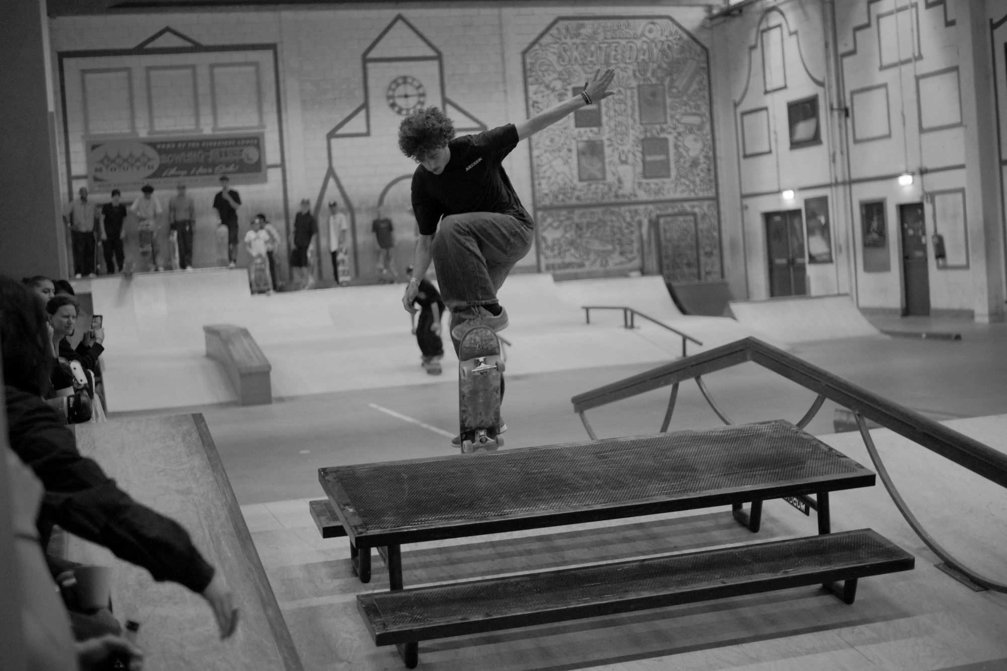 2026-06-13 - xt35 - bw - NL - Utrecht - Trick over table