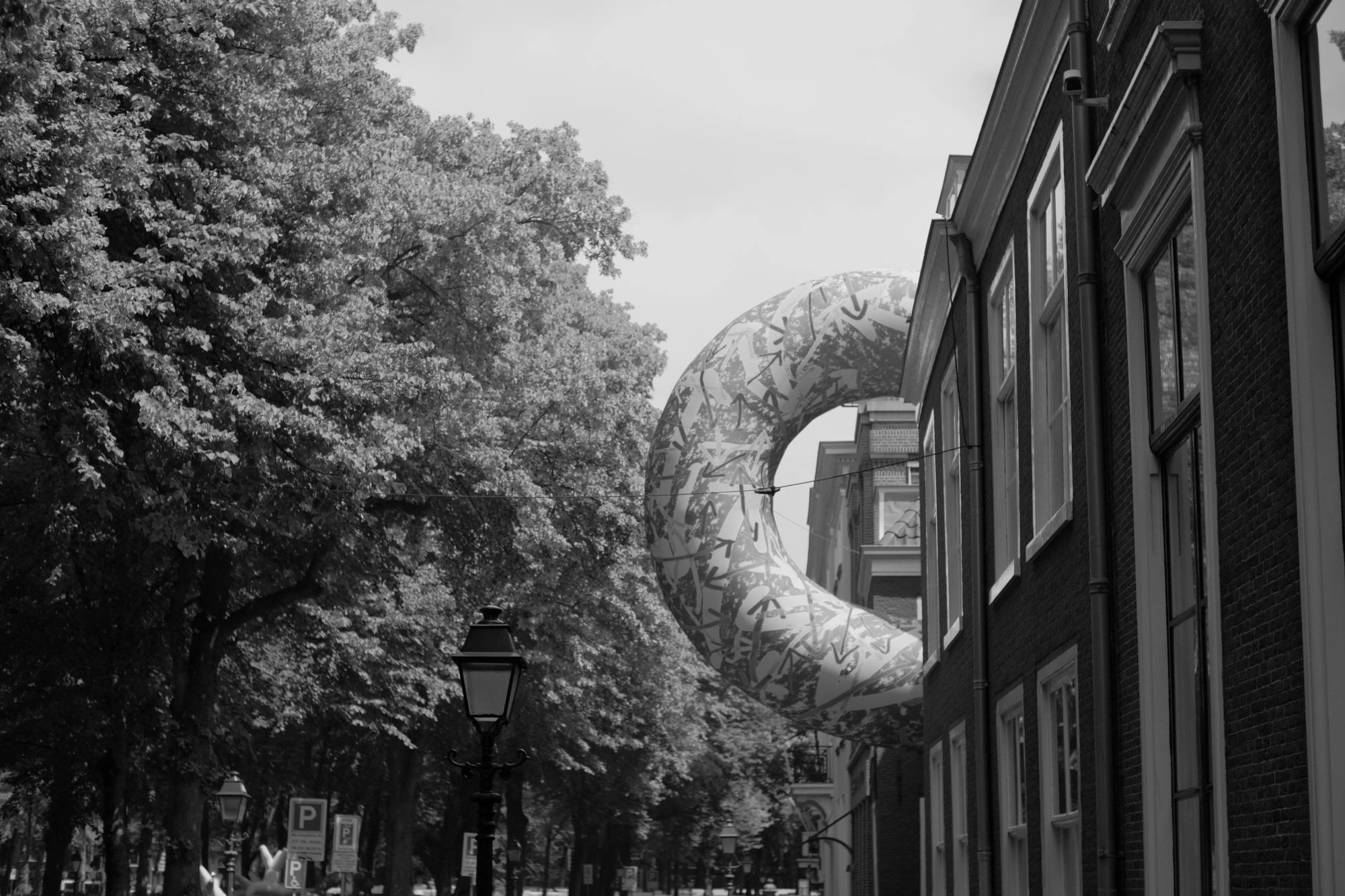 2026-06-14 - xt35 - bw - NL - Den Haag - Blow-up Jubilee - De juiste richting by Kiki & Joost (2)