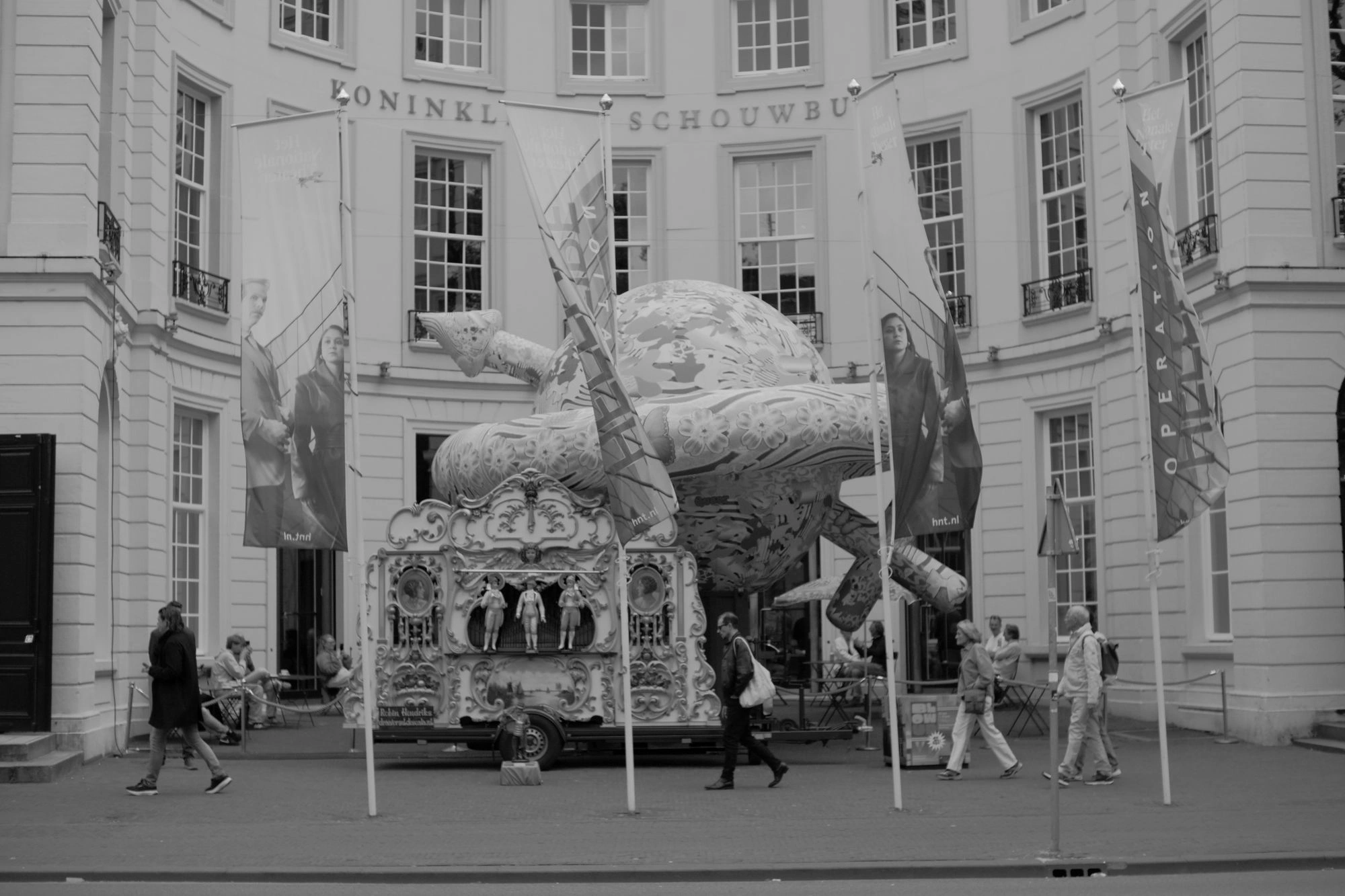 2026-06-14 - xt35 - bw - NL - Den Haag - Blow-up Jubilee - Een groot hart - Yamuna Forzani