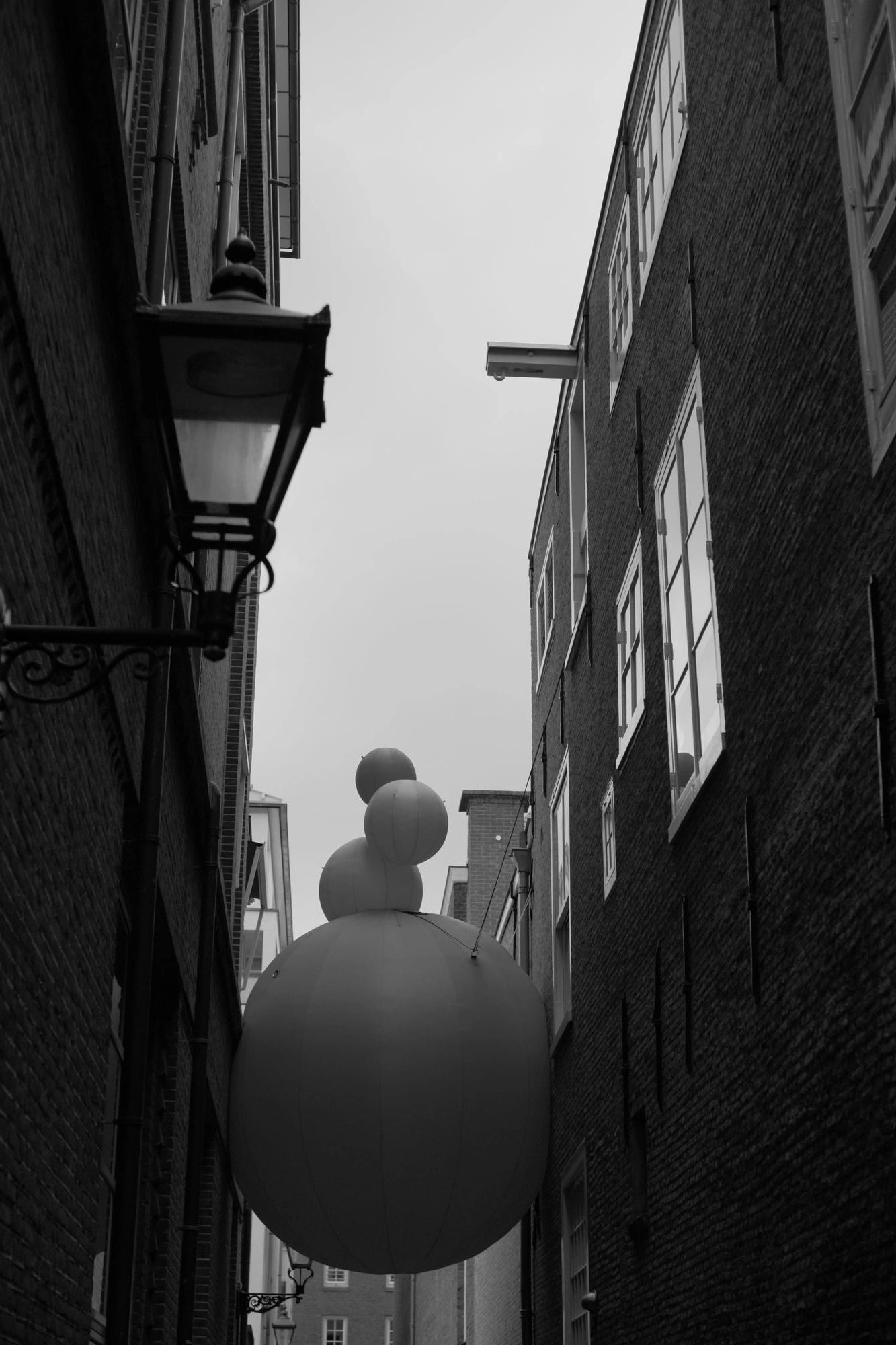 2026-06-14 - xt35 - bw - NL - Den Haag - Blow-up Jubilee - Keep me in balance by Larissa Ambachtsheer