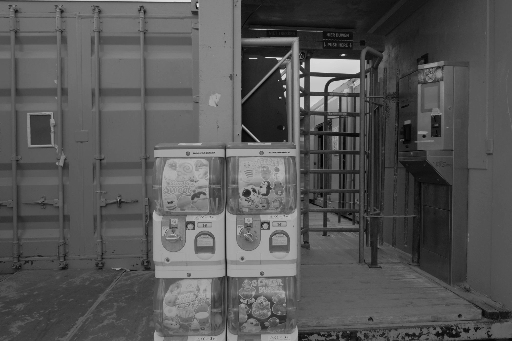 2026-07-18 - xt15-45 - bw - NL - Scheveningen - Old vending maching for toys