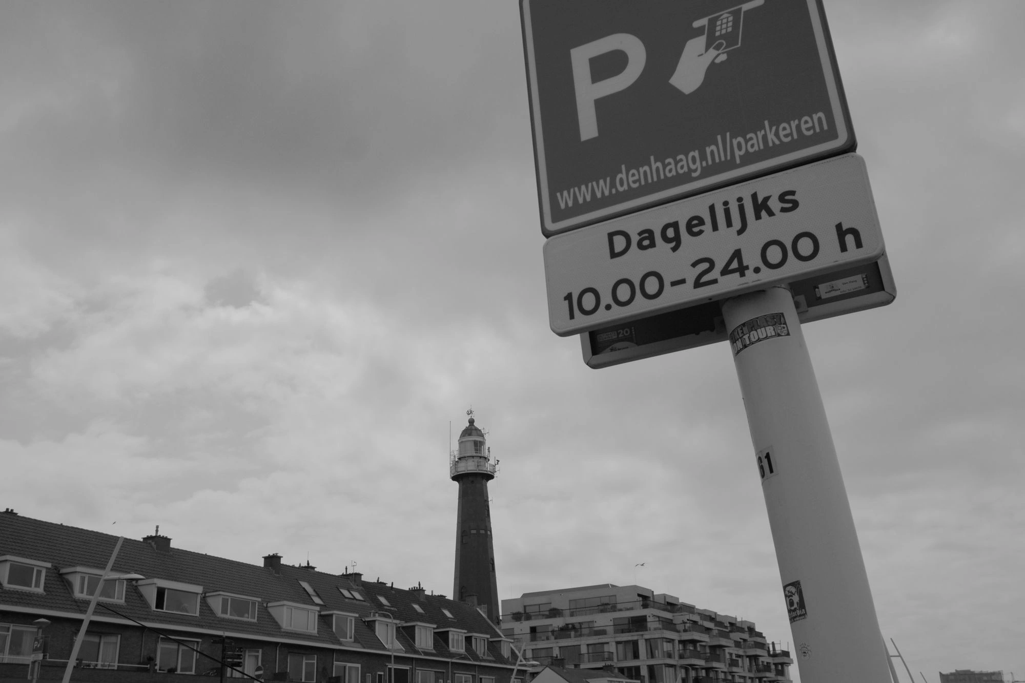 2026-07-18 - xt15-45 - bw - NL - Scheveningen - Parking sign with lighthouse in the background