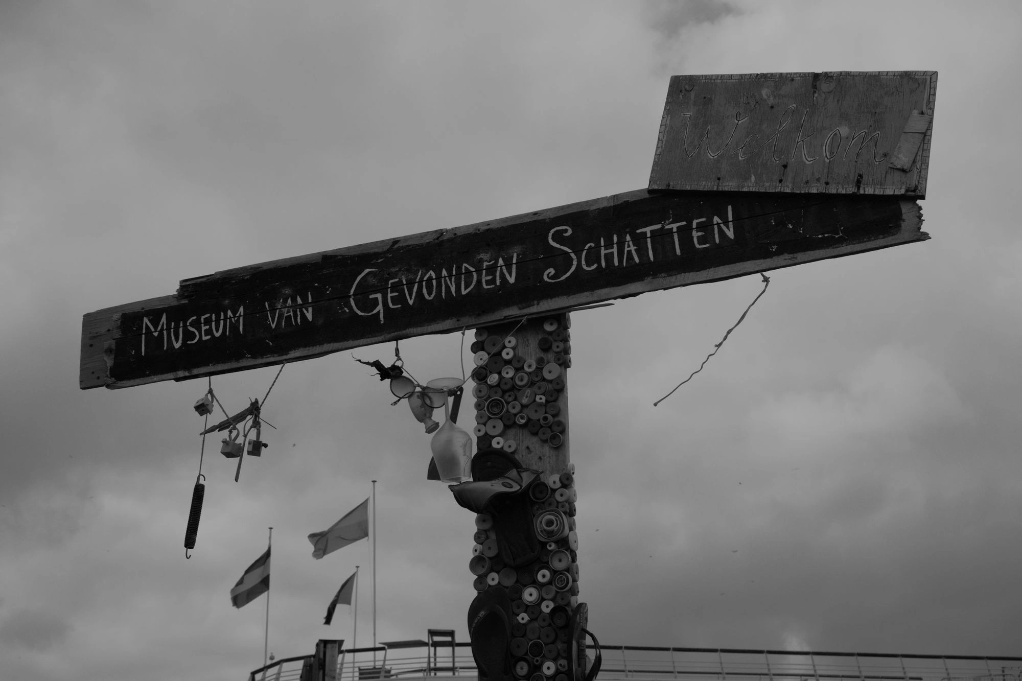 2026-07-18 - xt15-45 - bw - NL - Scheveningen - Sign saying Museum van Gevonden Schatten