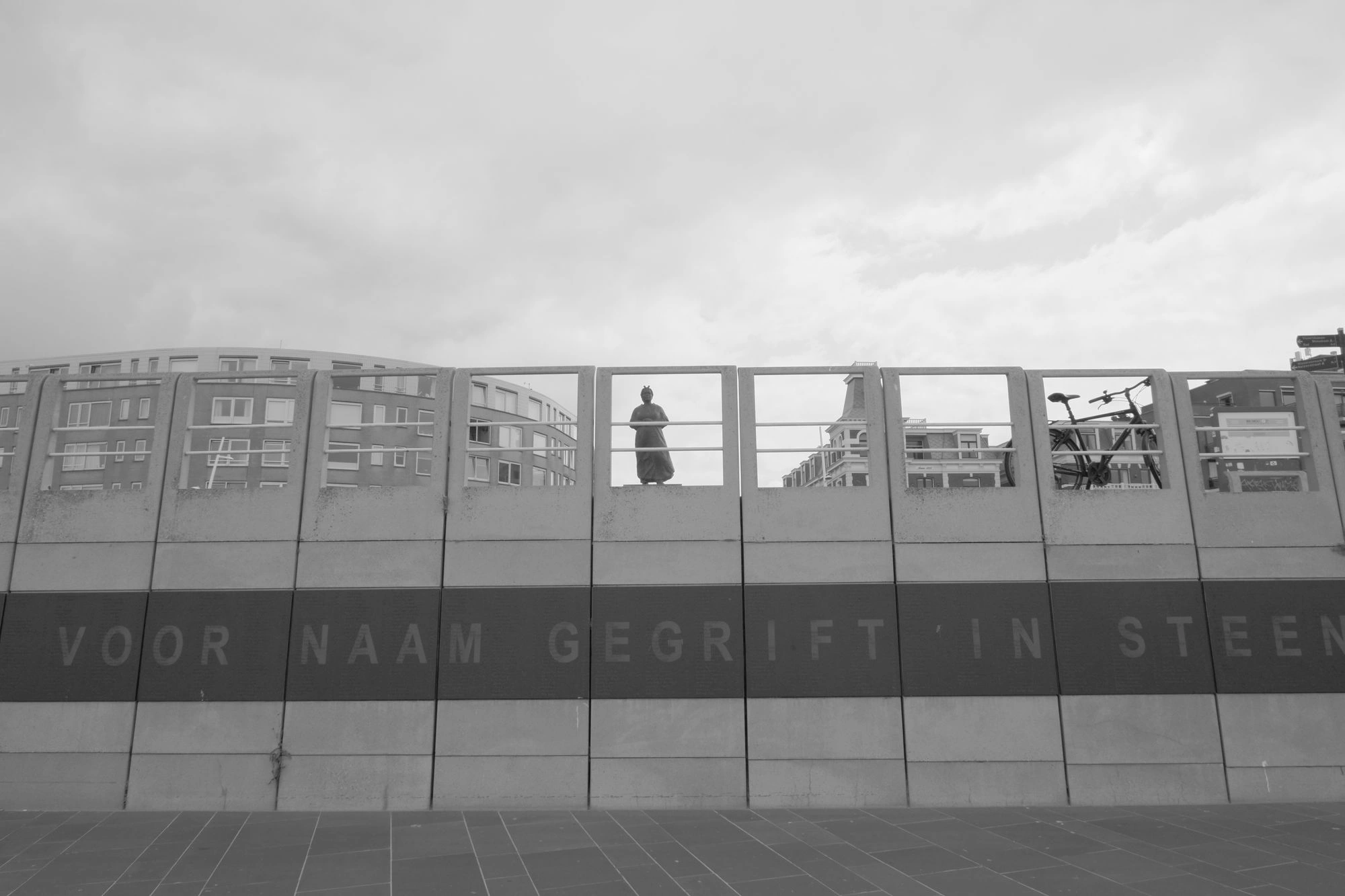 2026-07-18 - xt15-45 - bw - NL - Scheveningen - Sign that says Voor Naam Gegrift In Steen