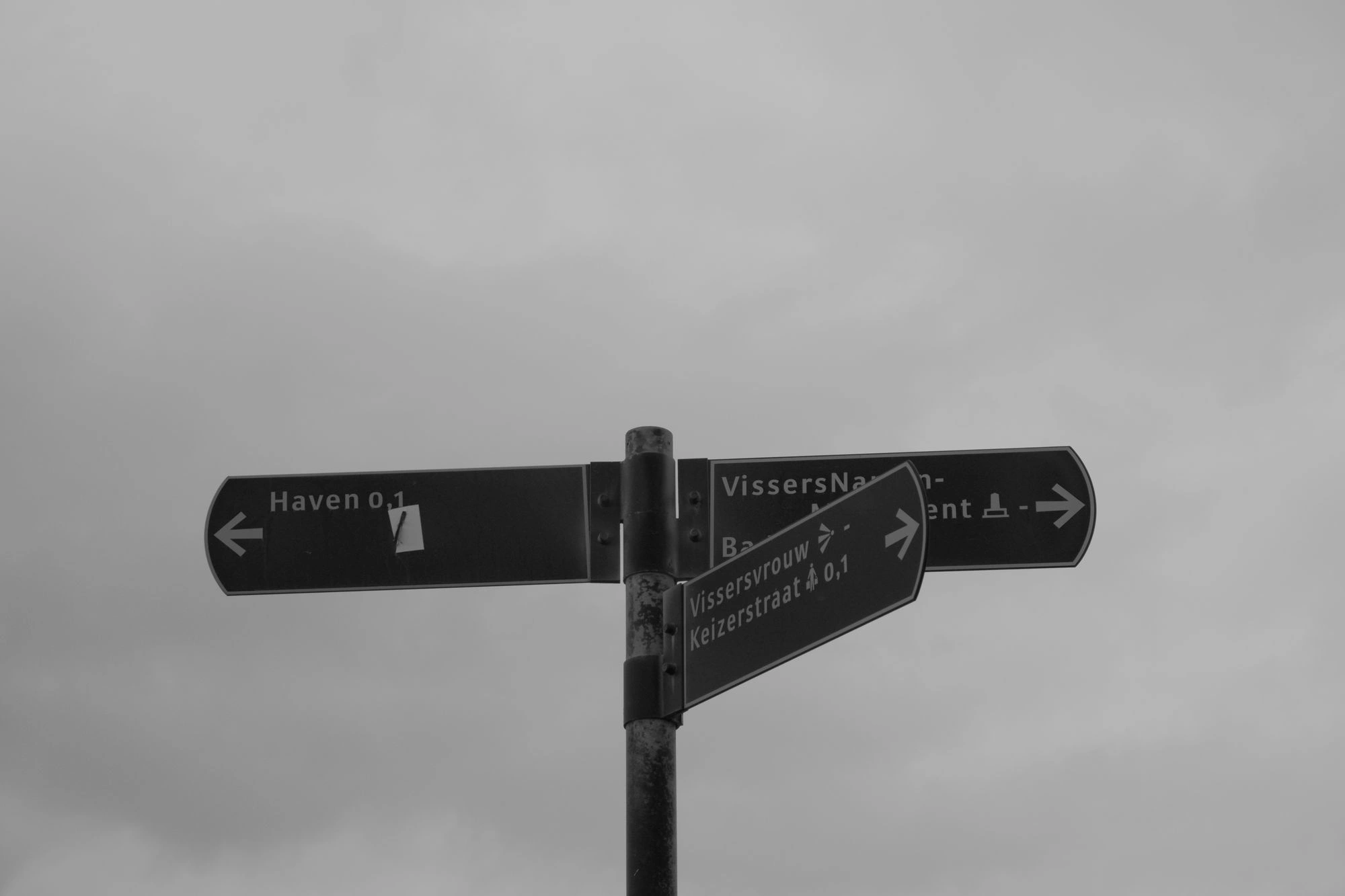 2026-07-18 - xt15-45 - bw - NL - Scheveningen - Signs pointing to different places on the beach