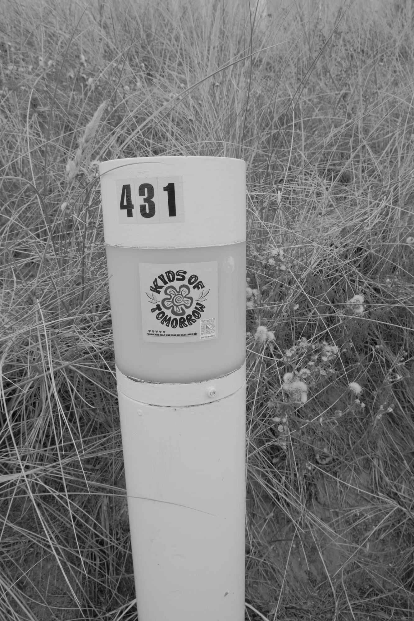 2026-07-18 - xt15-45 - bw - NL - Scheveningen - Sticker on post that says Kids of Tomorrow