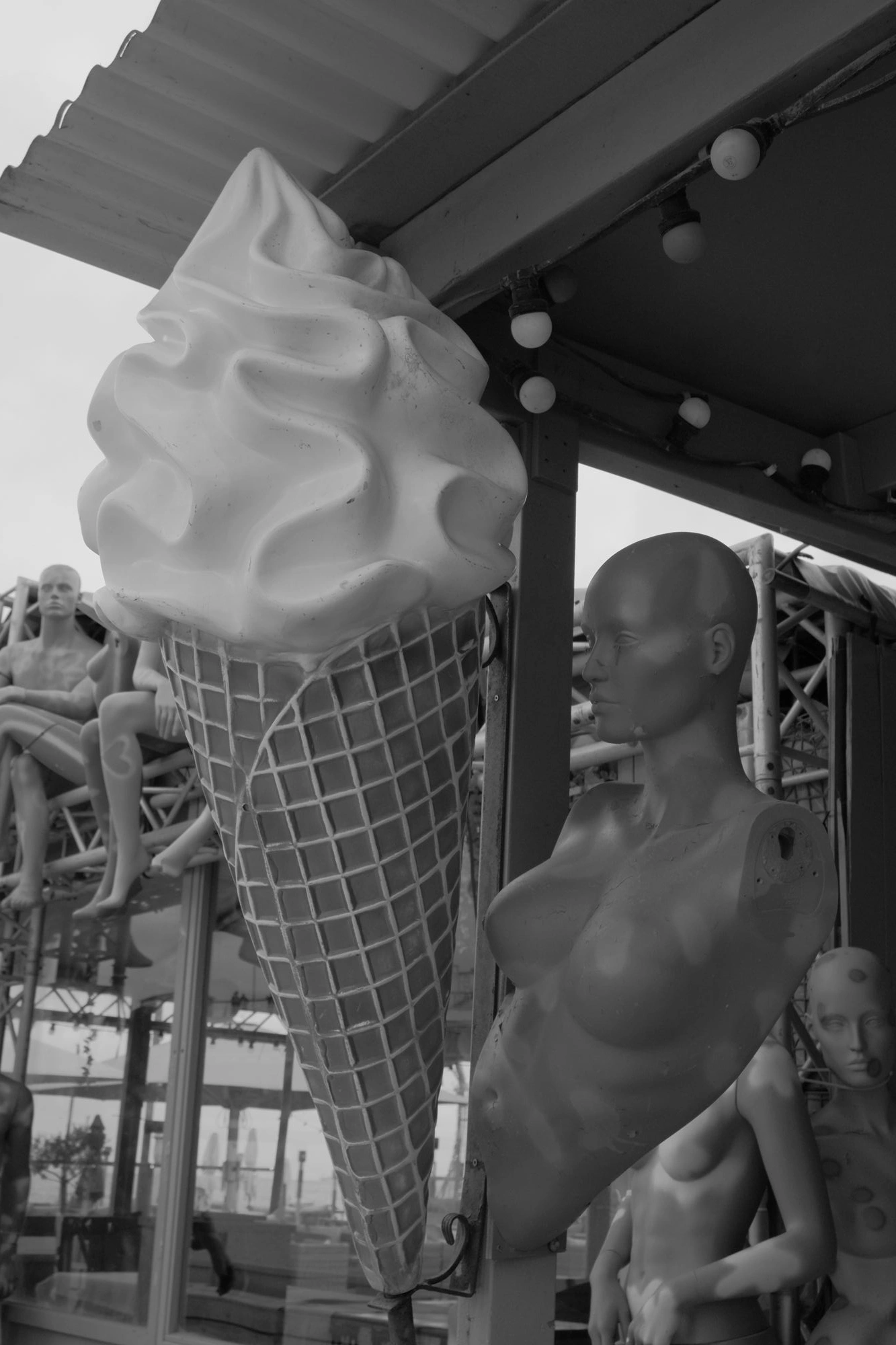 2026-07-18 - xt15-45 - bw - NL - Scheveningen - Top half of mannequin beside giant ice cream cone