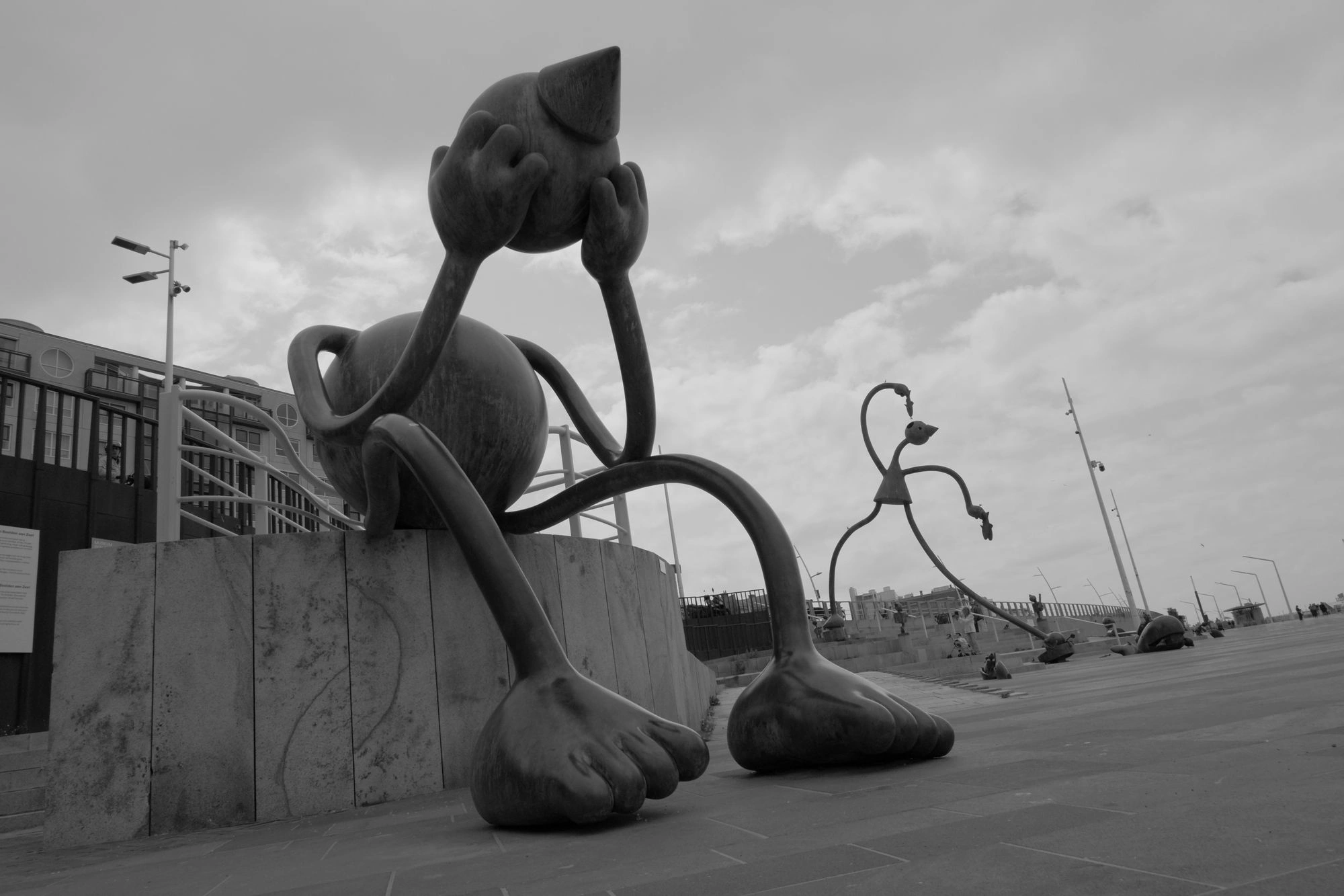 2026-07-18 - xt15-45 - bw - NL - Scheveningen - Sculpture of crying being