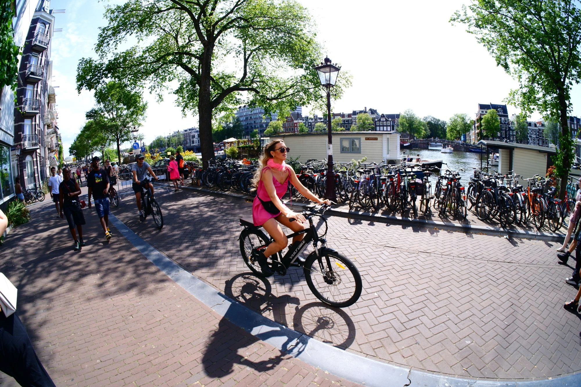 2026-08-01 - xt7.5 - color - NL - Amsterdam - Person wearing pink on bicycle
