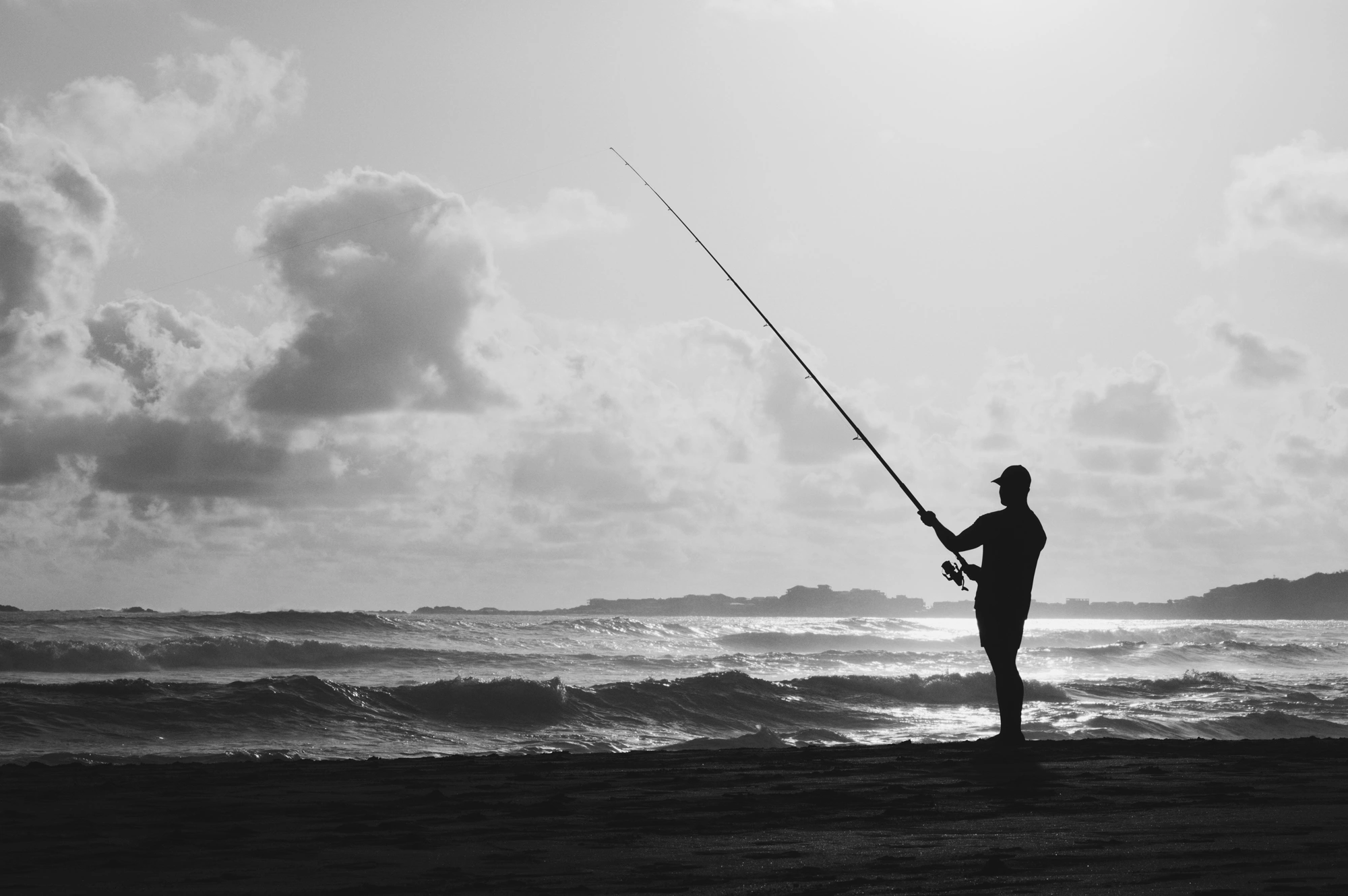 2018-12-24 - n18-55 - bw - ZA - Knysna - Fisherman on beach