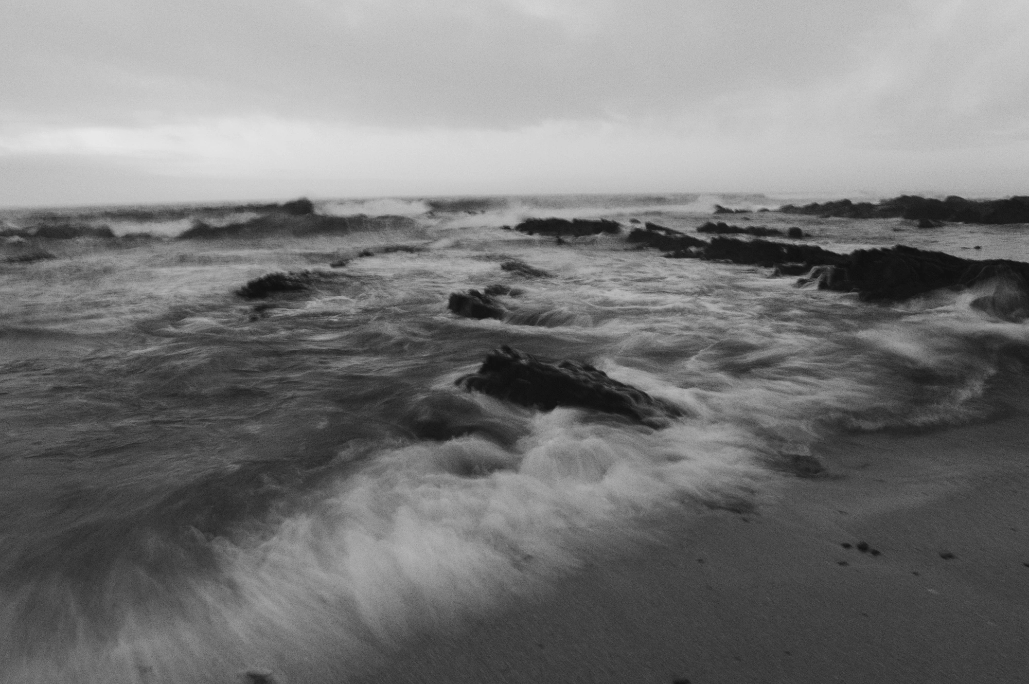 2018-12-25 - n18-55 - bw - ZA - Cape Town - Long exposure of waves agains the rocks