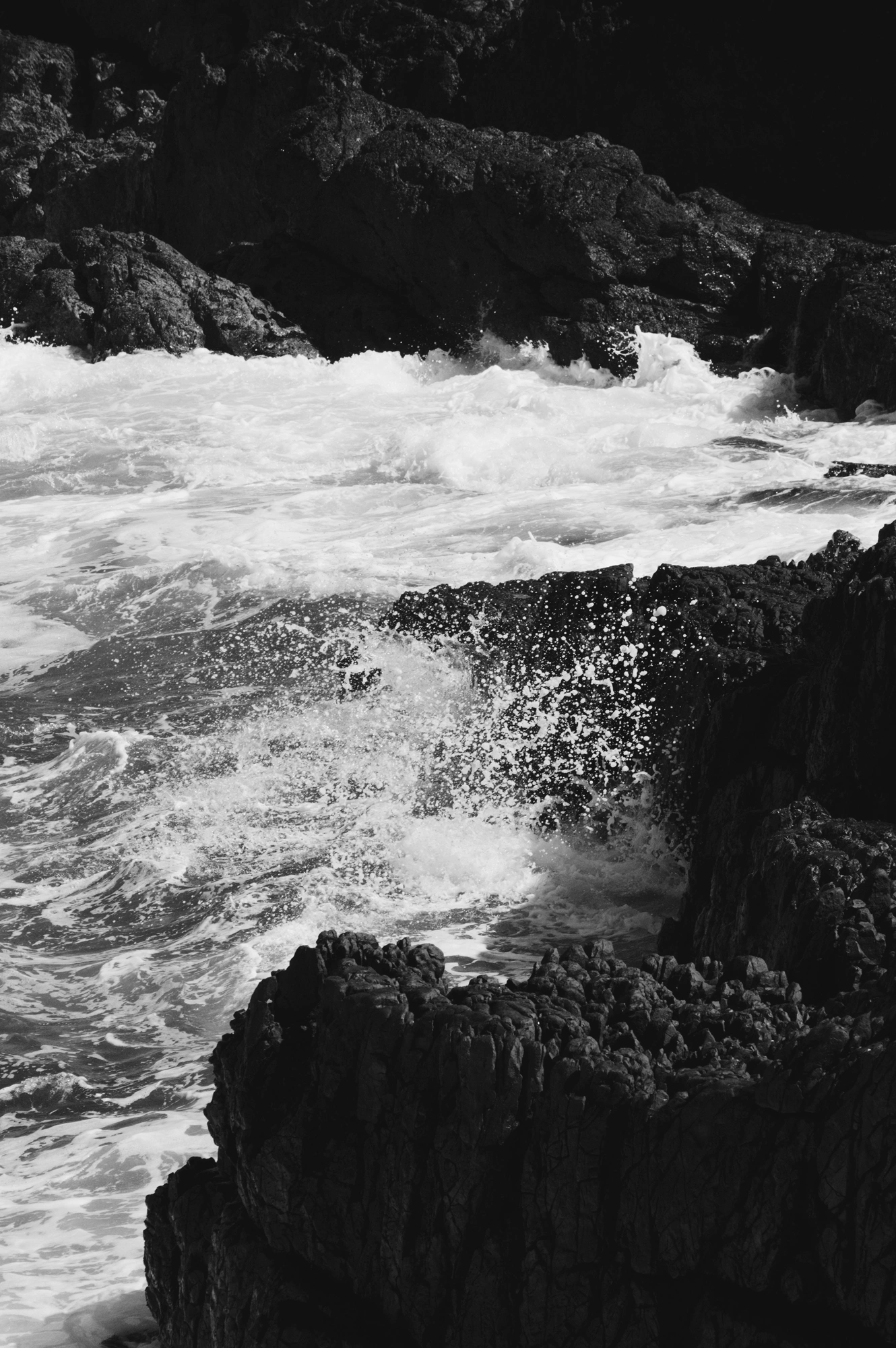 2018-12-25 - n18-55 - bw - ZA - Cape Town - Waves splashing into rocks