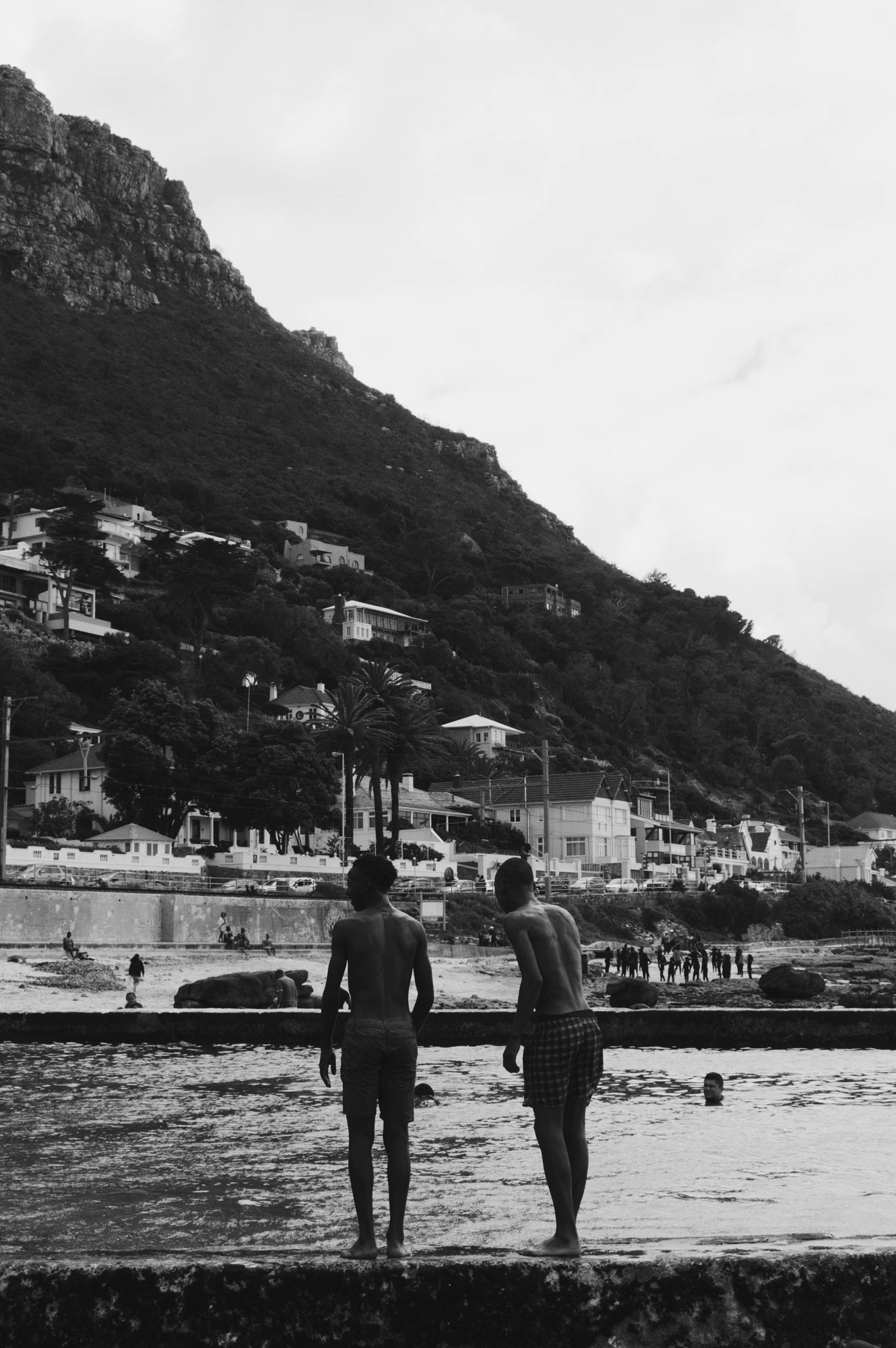 2018-12-27 - n18-55 - bw - ZA - Simon's Town - Boys standing at the edge of the water