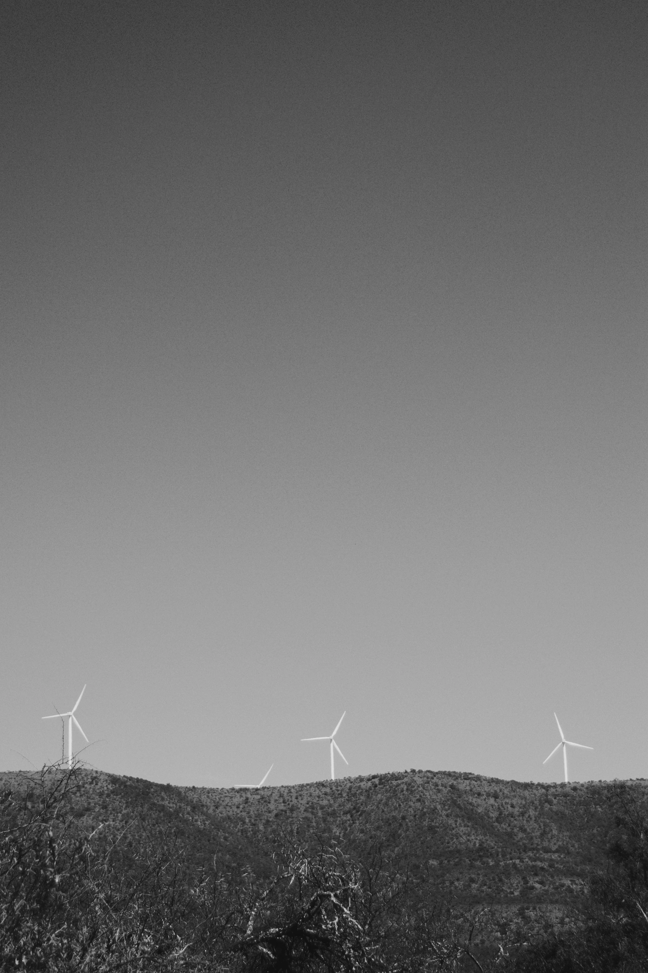 2018-22-12 - n18-55 - bw - ZA - Eastern Cape - Windmills on a mountain