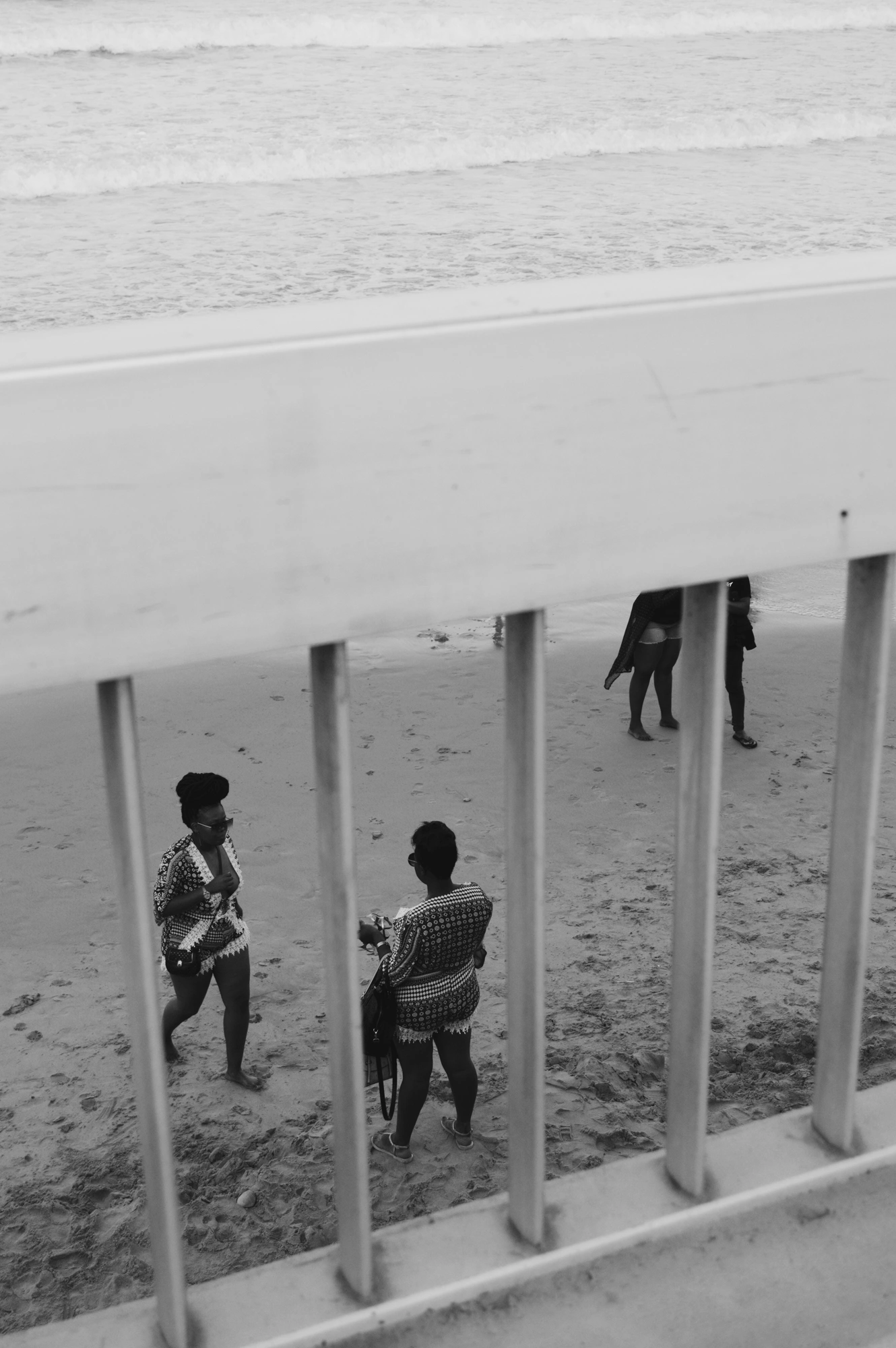 2018-22-12 - n18-55 - bw - ZA - Port Elizabeth - People standing on beach