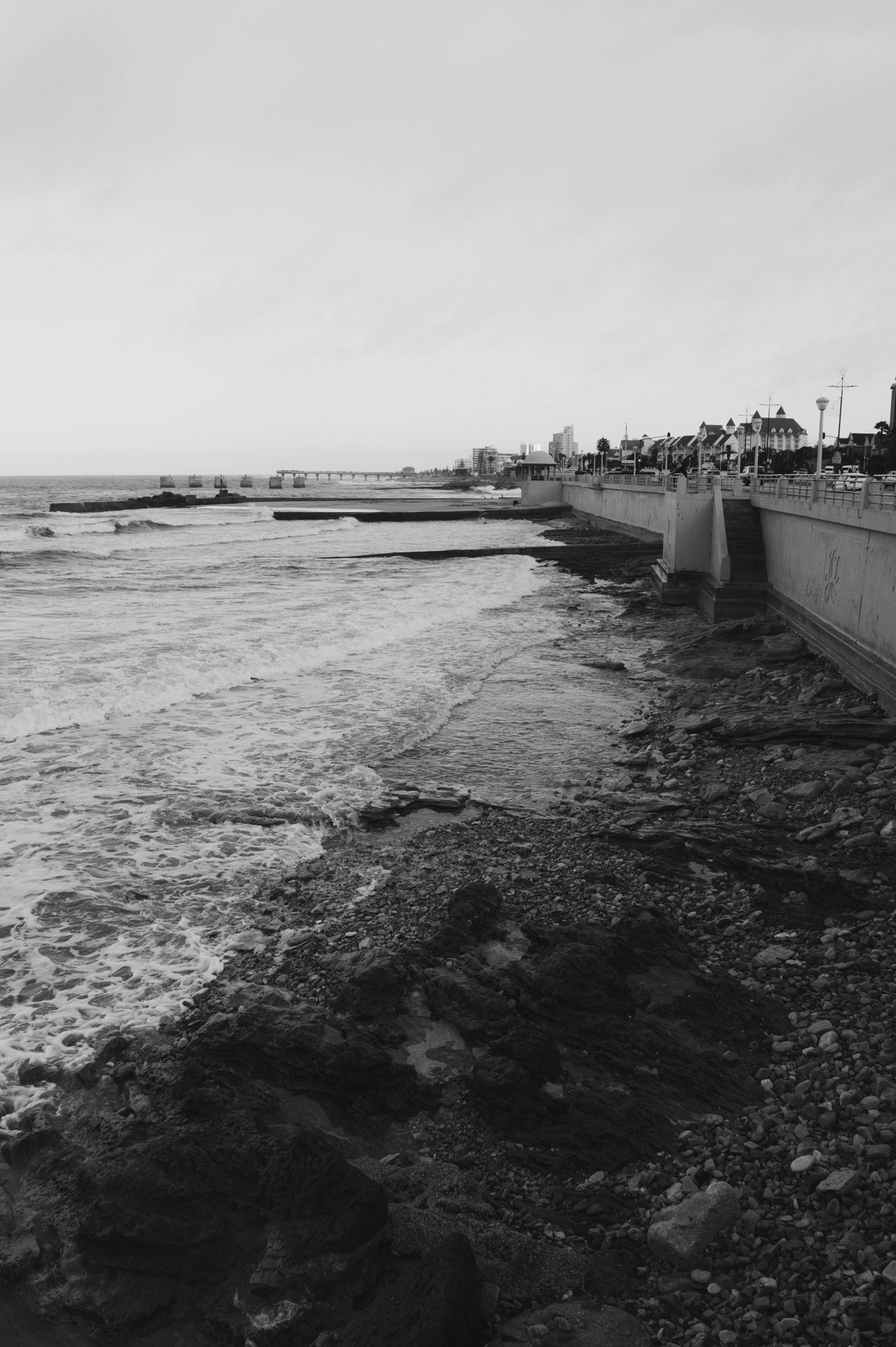 2018-22-12 - n18-55 - bw - ZA - Port Elizabeth - Wall along the coast