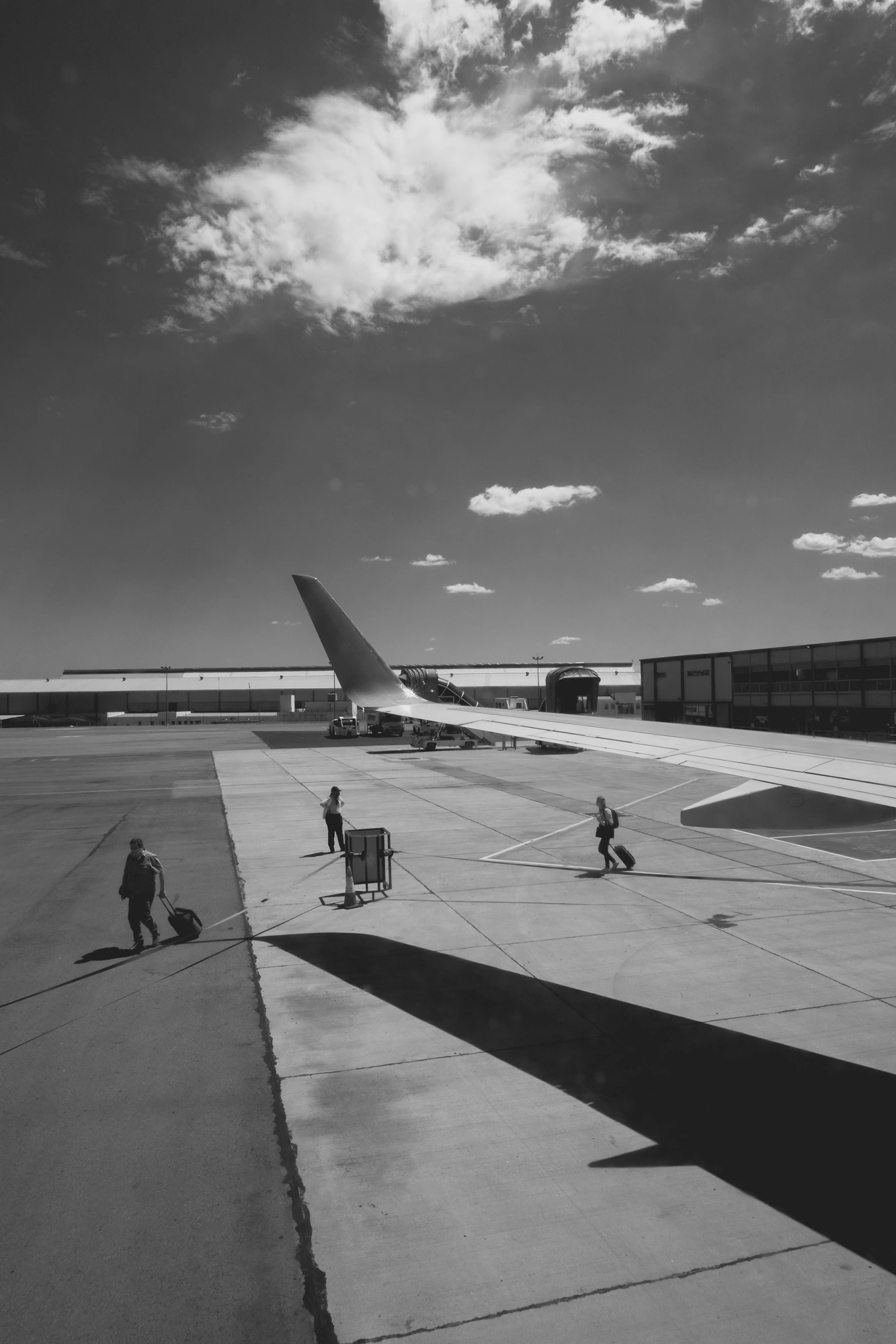 2022-02-12 - xt15-45 - bw - ZA - Cape Town - People crossing beside airplane wing