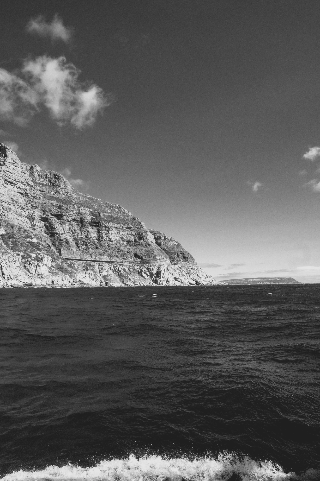 2022-02-13 - xt15-45 - bw - ZA - Cape Town - Ocean and mountain