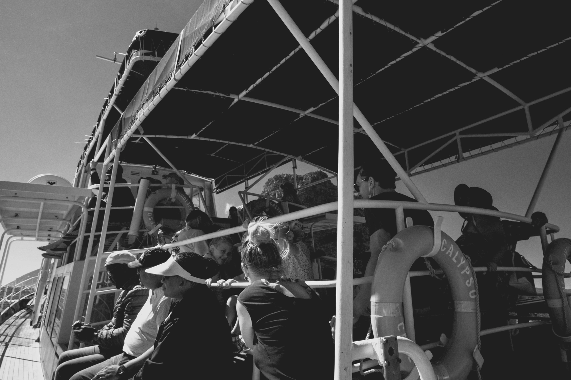 2022-02-13 - xt15-45 - bw - ZA - Cape Town - People on boat