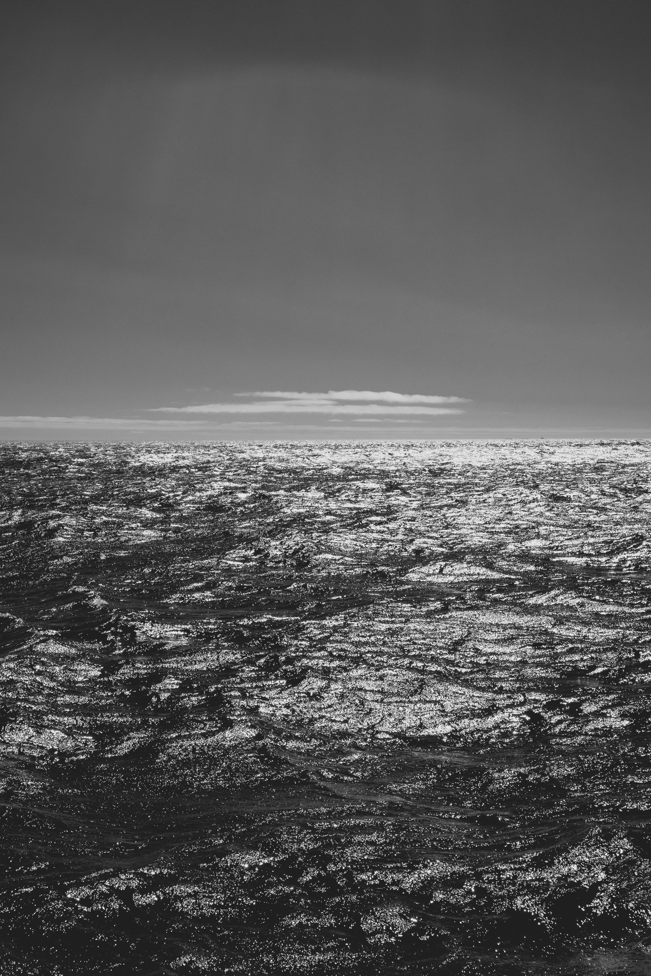 2022-02-13 - xt15-45 - bw - ZA - Cape Town - Refelction of light along the ocean