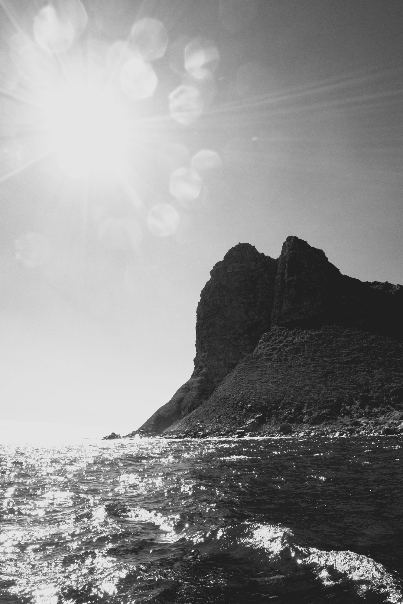2022-02-13 - xt15-45 - bw - ZA - Cape Town - Small waves in front of a mountain