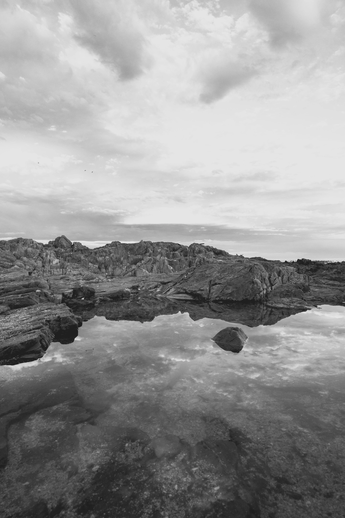 2022-02-13 - xt15-45 - bw - ZA - Cape Town - The sky reflecting on a small pond next to the ocean
