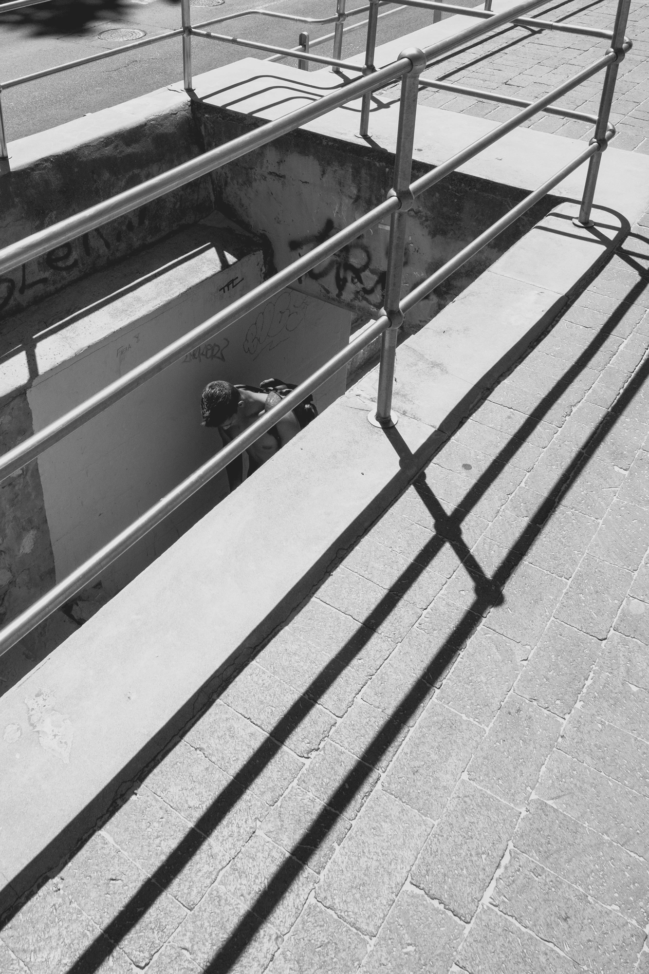 2022-02-14 - xt15-45 - bw - ZA - Cape Town - Man climbs up staircase