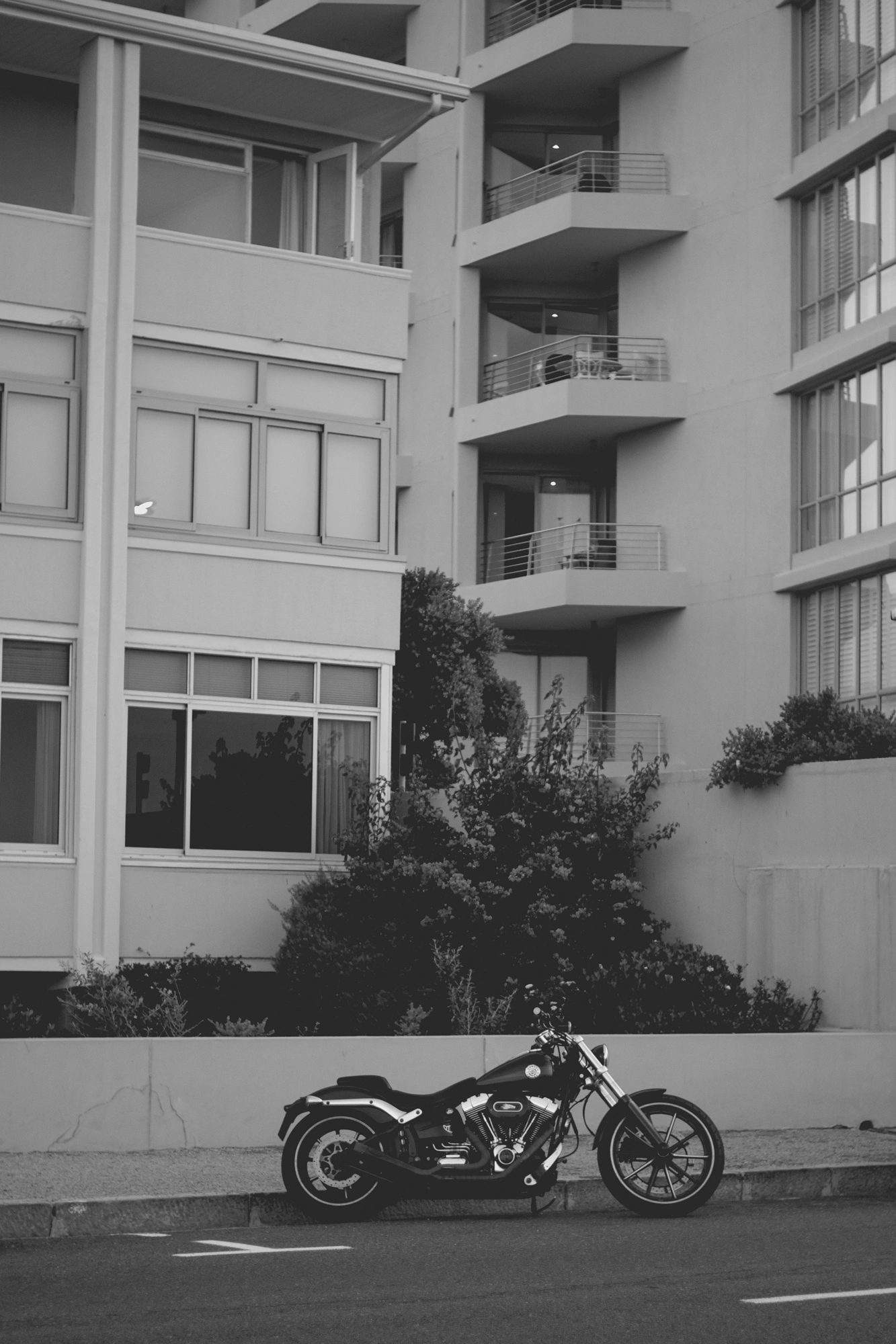 2022-02-15 - xt35 - bw - ZA - Cape Town - Bike parked in front of building