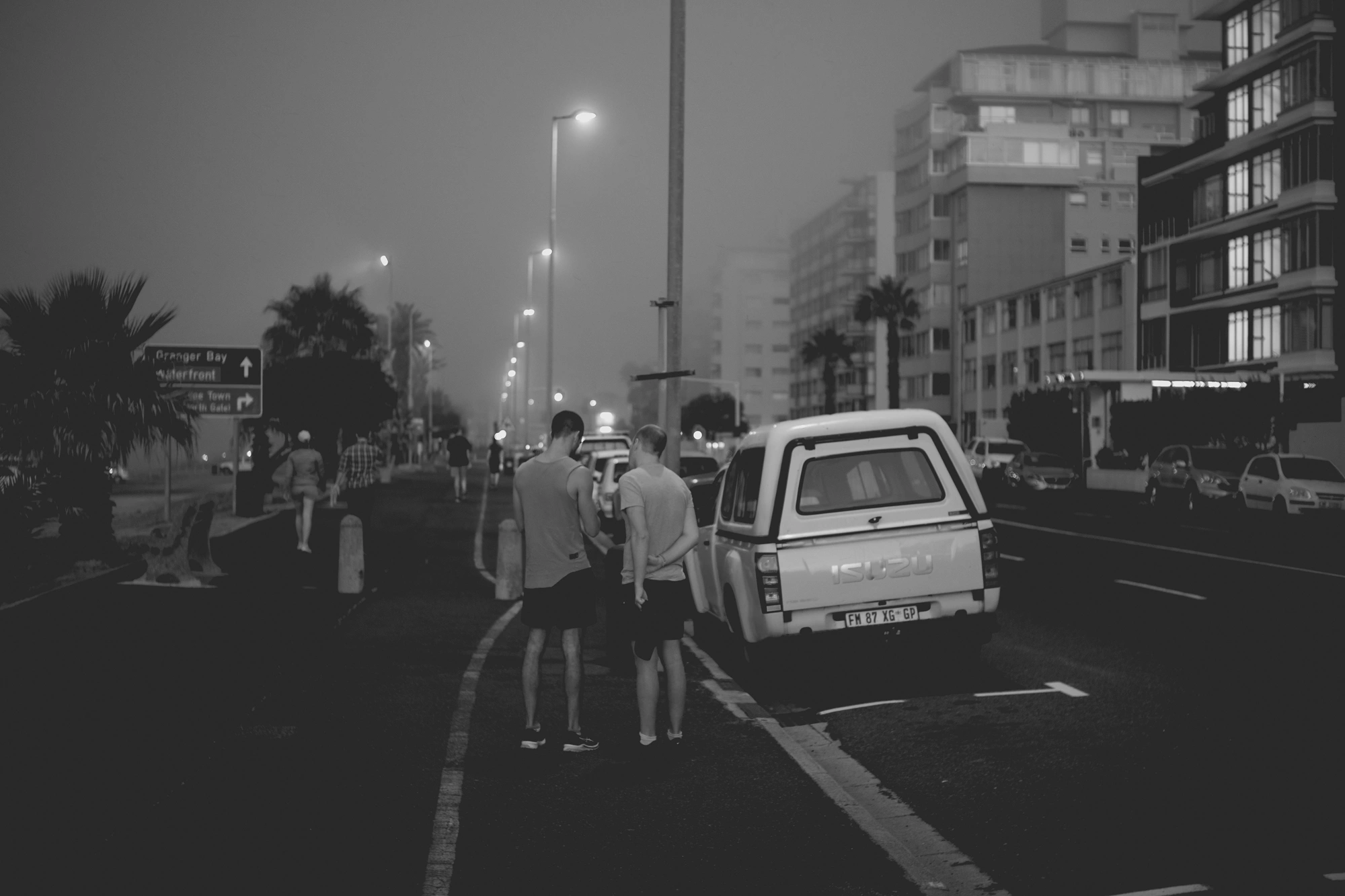 2022-02-15 - xt35 - bw - ZA - Cape Town - People standing on the promenade in the mist