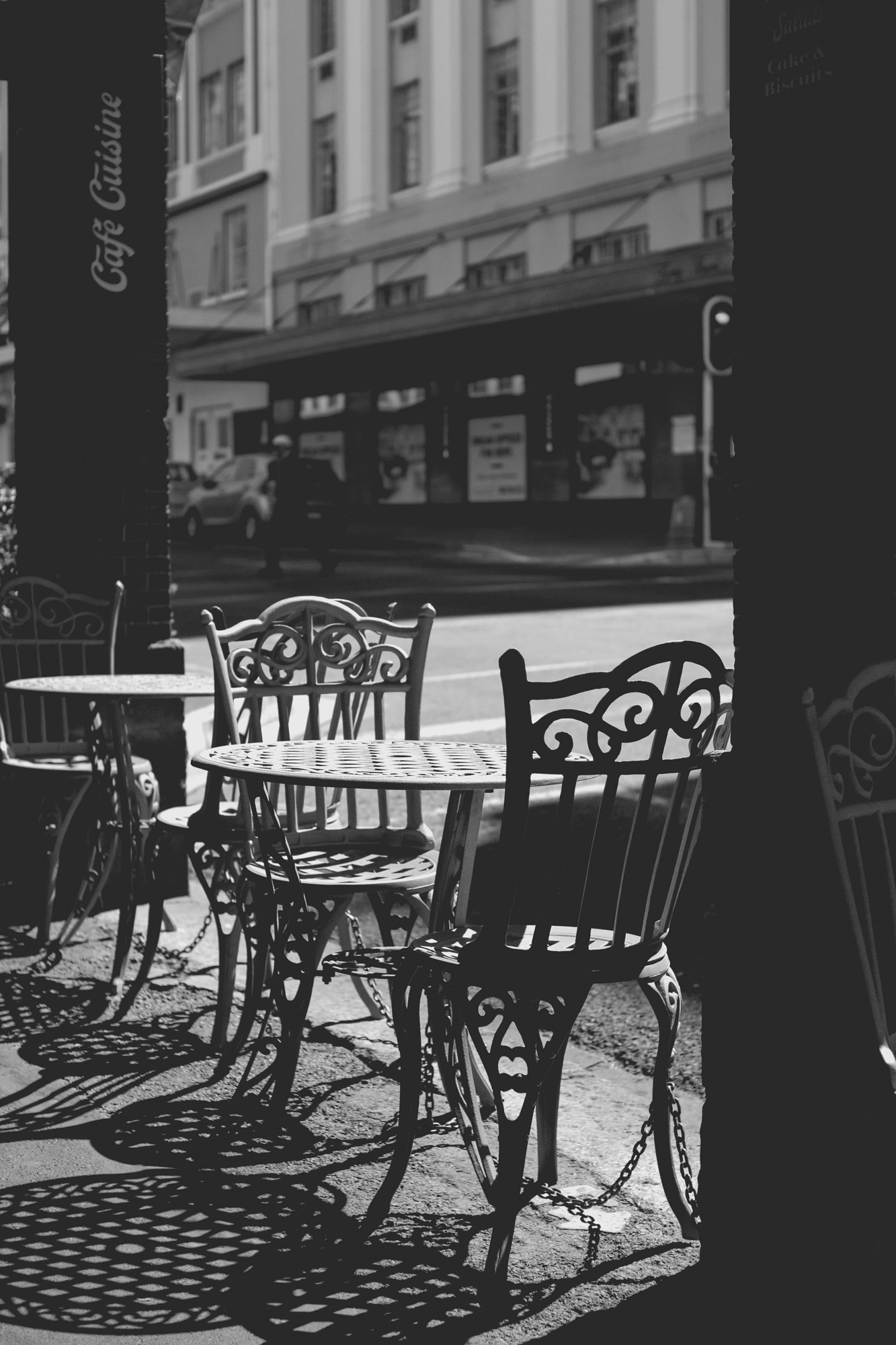 2022-02-16 - xt35 - bw - ZA - Cape Town - Coffee chairs and table beside road