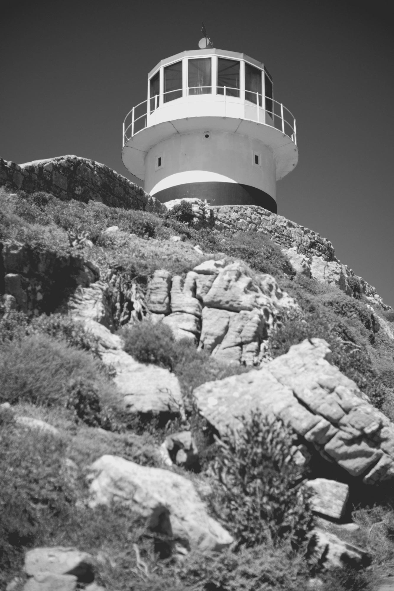 2022-02-16 - xt35 - bw - ZA - Cape Town - Lighthouse on top of mountain