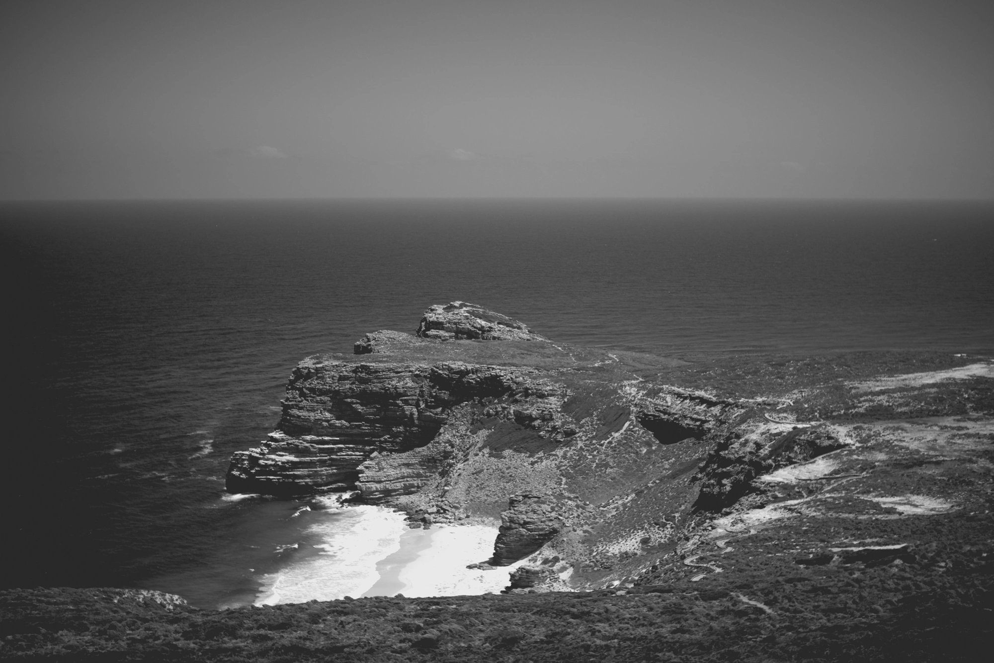 2022-02-16 - xt35 - bw - ZA - Cape Town - Ocean behind mountain