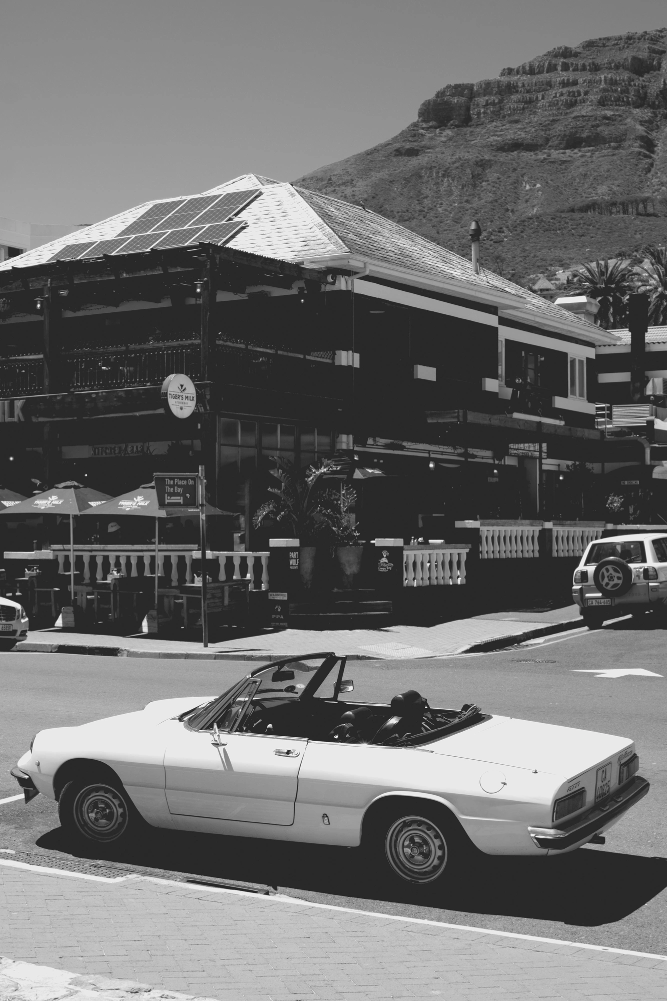 2022-02-16 - xt35 - bw - ZA - Cape Town - Old car parked in front of building