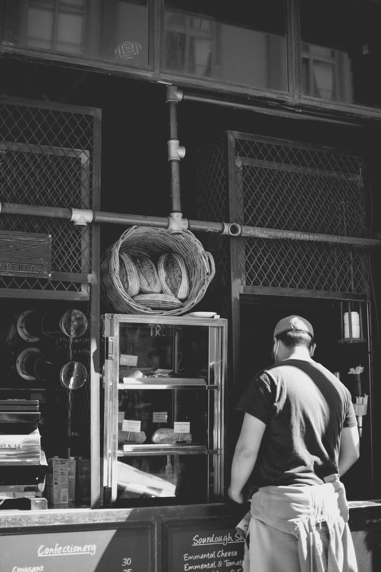 2022-02-17 - xt35 - bw - ZA - Cape Town - Man ordering coffee