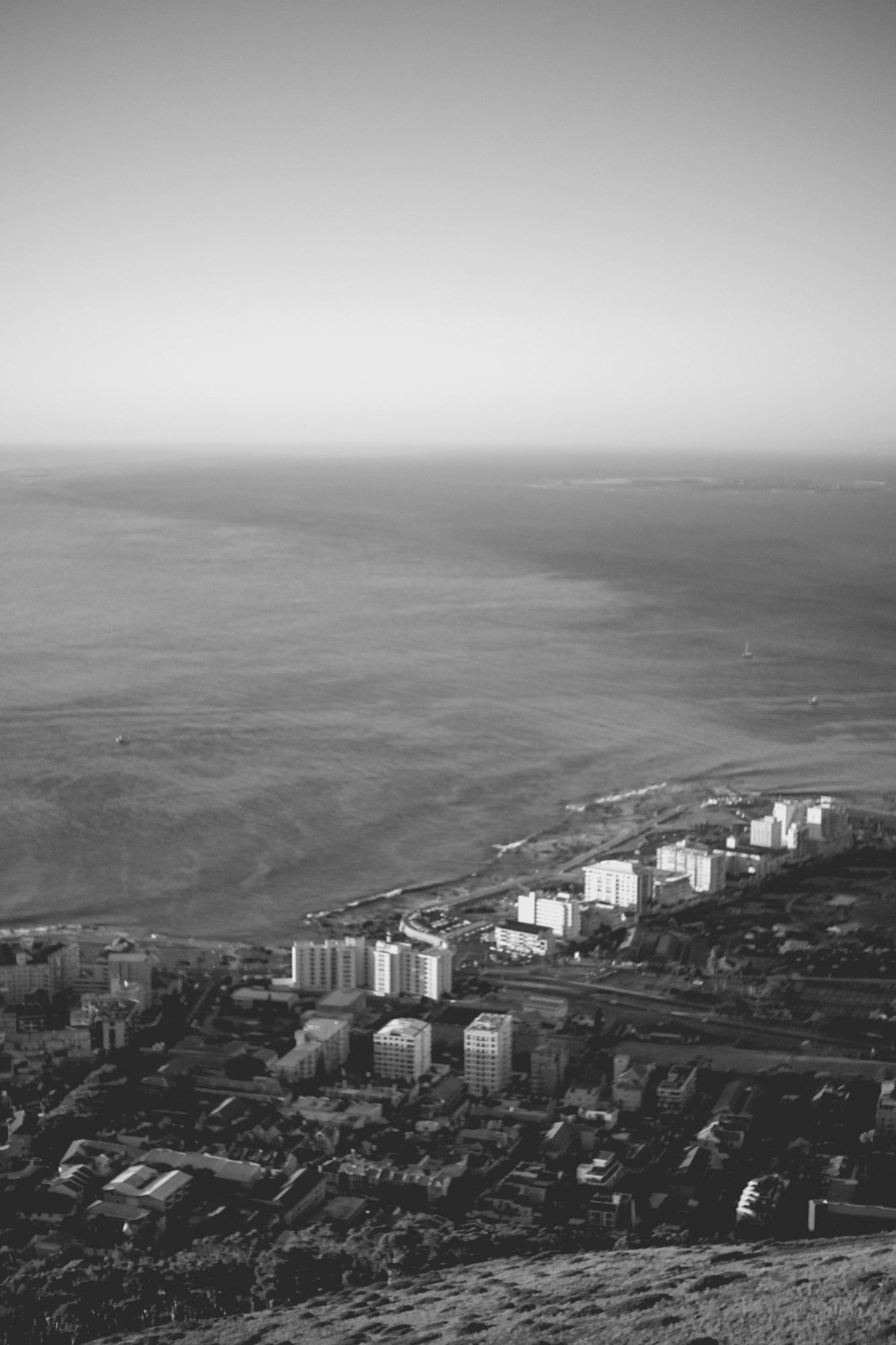 2022-02-17 - xt35 - bw - ZA - Cape Town - Mountains and Buildings in front of ocean
