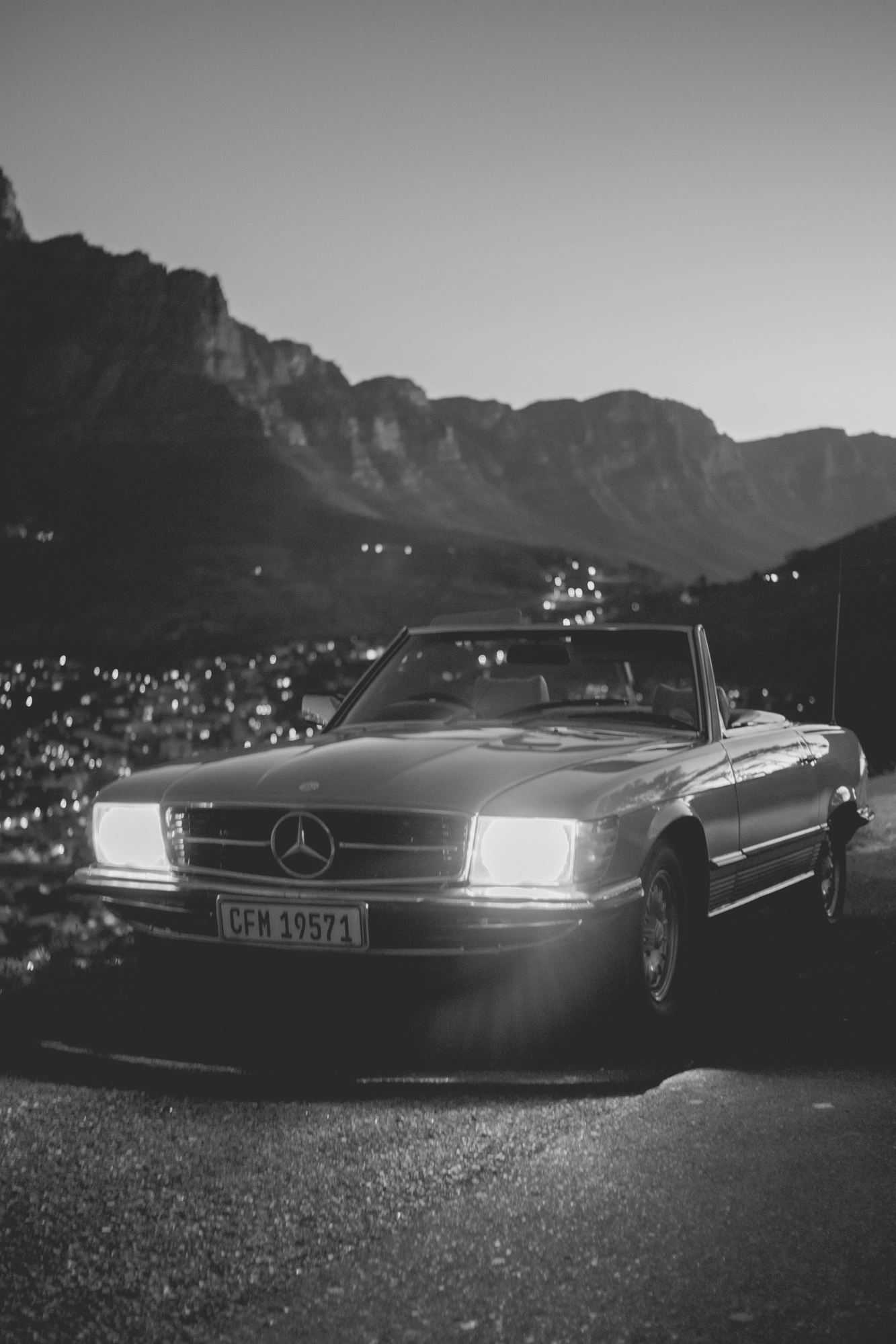2022-02-17 - xt35 - bw - ZA - Cape Town - Old Mercedes parked in front of mountains
