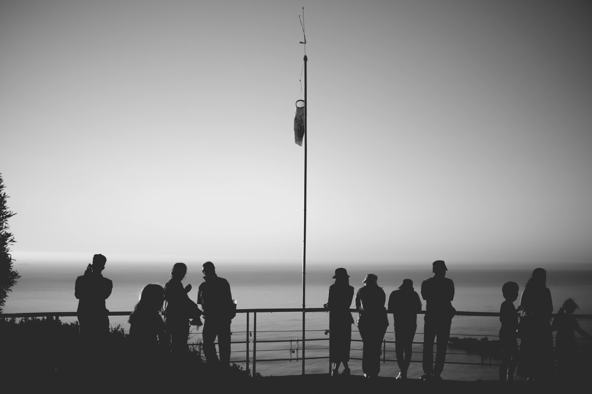 2022-02-17 - xt35 - bw - ZA - Cape Town - People in front of the setting sun