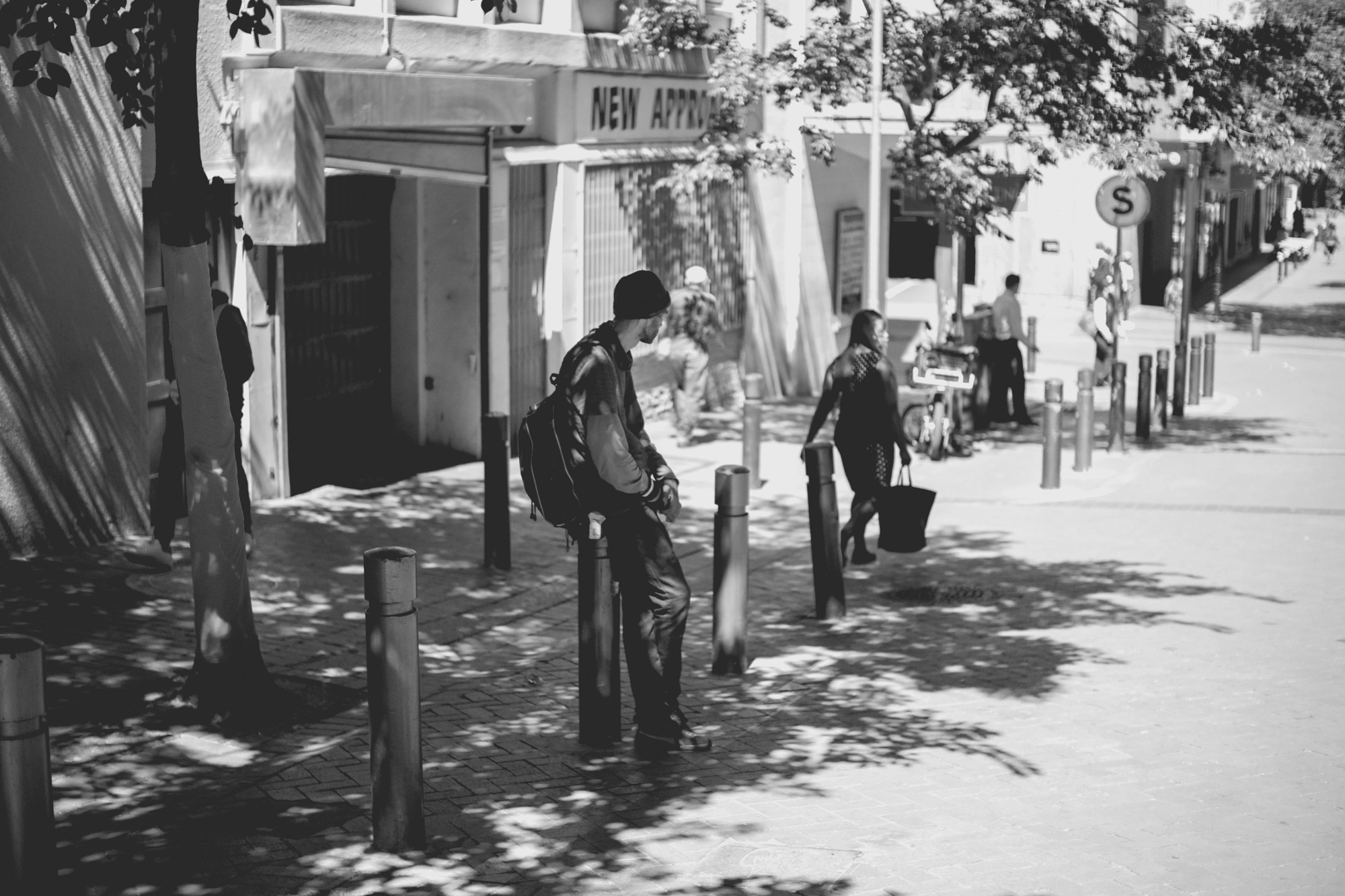 2022-02-17 - xt35 - bw - ZA - Cape Town - Person looking over pathway