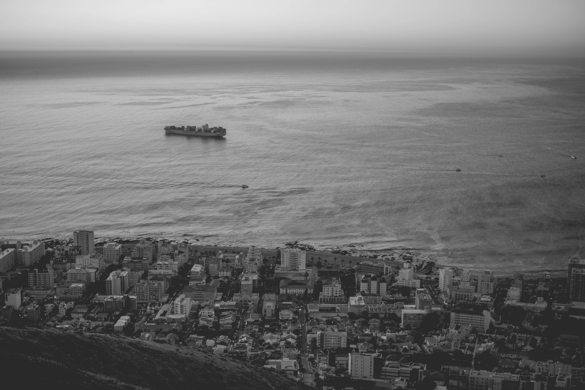 2022-02-17 - xt35 - bw - ZA - Cape Town - Ship and buildings at sunset