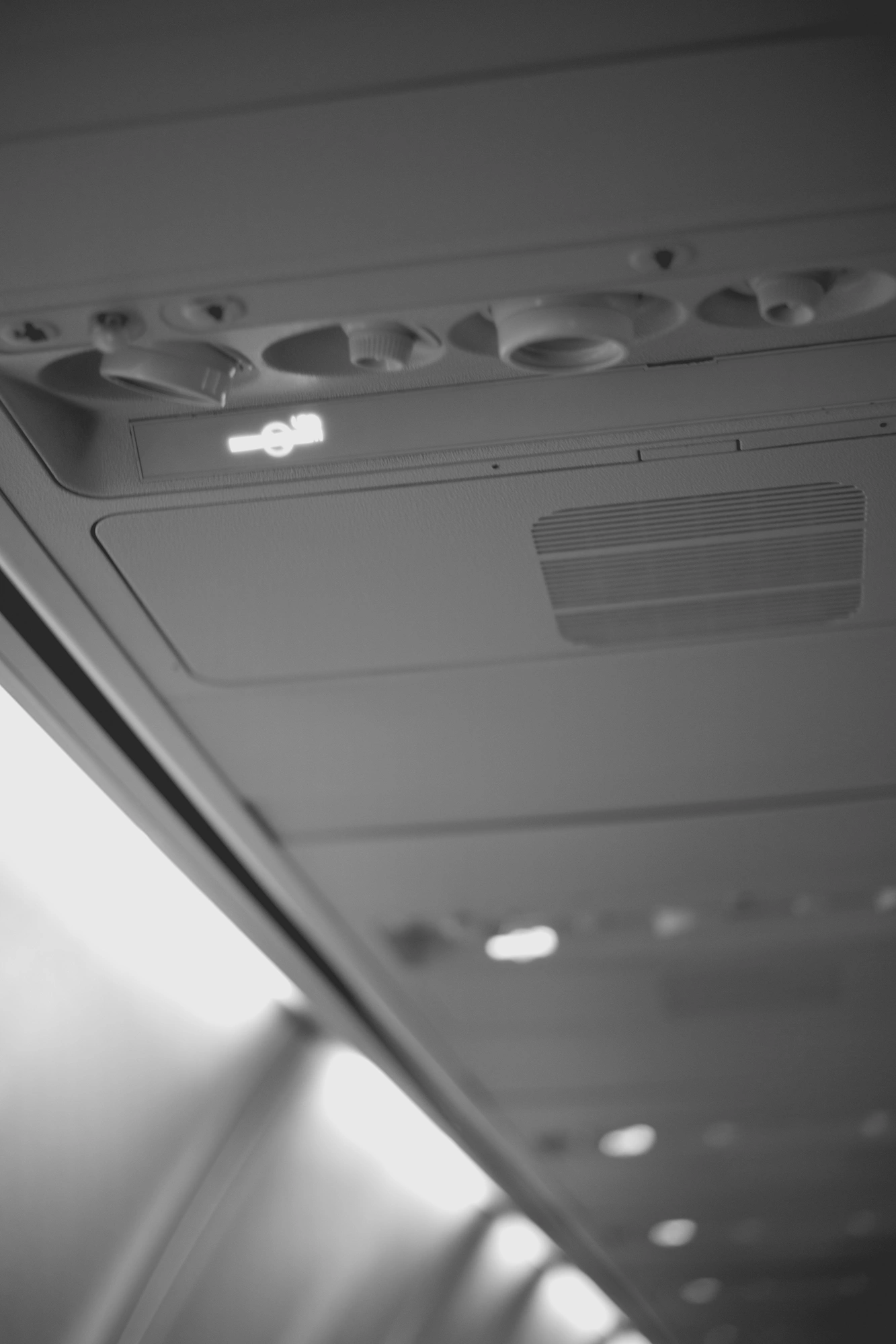 2022-02-18 - xt35 - bw - ZA - Cape Town - Airplane no smoking signs