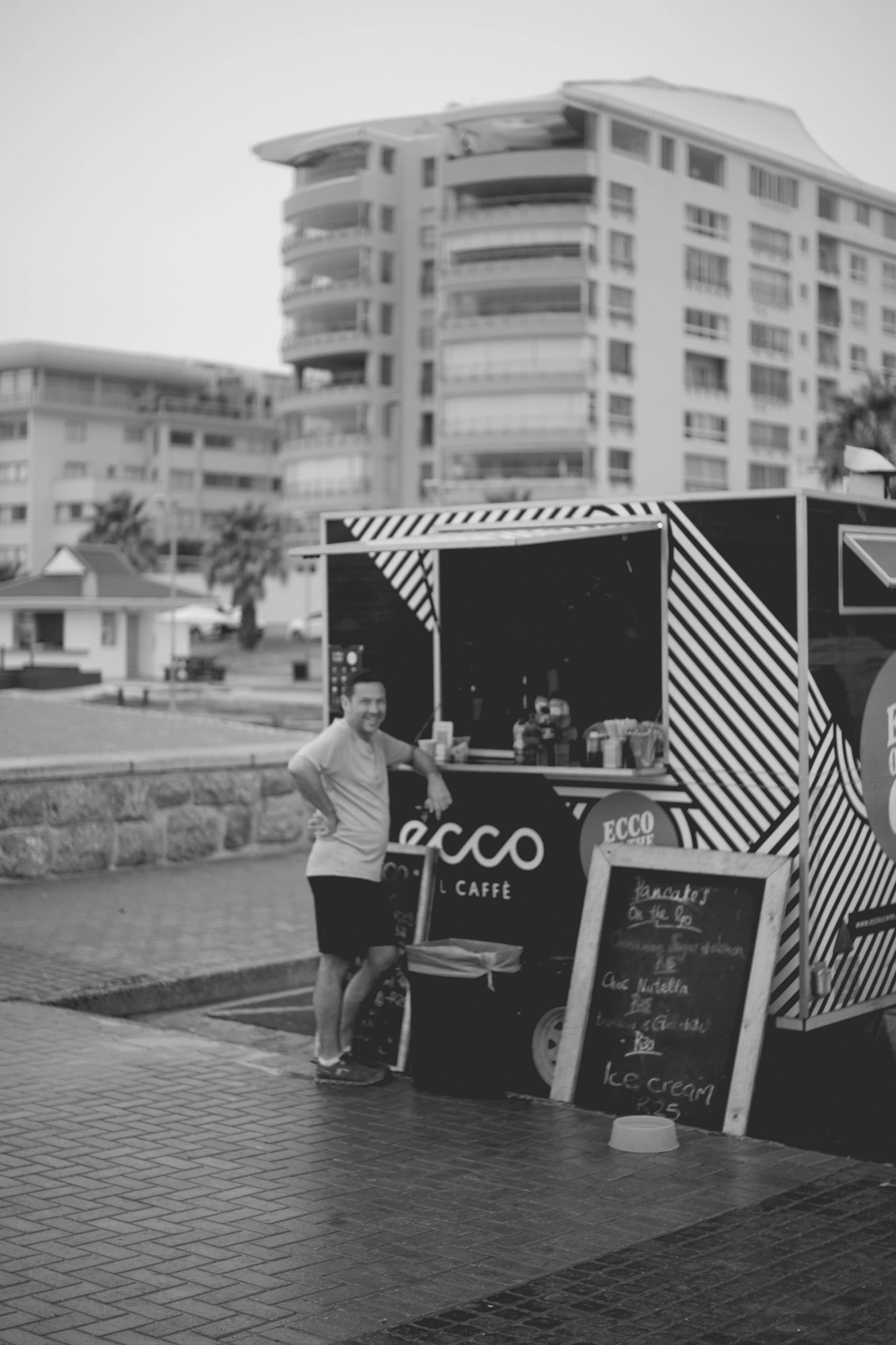 2022-02-18 - xt35 - bw - ZA - Cape Town - Man ordering at coffee cart