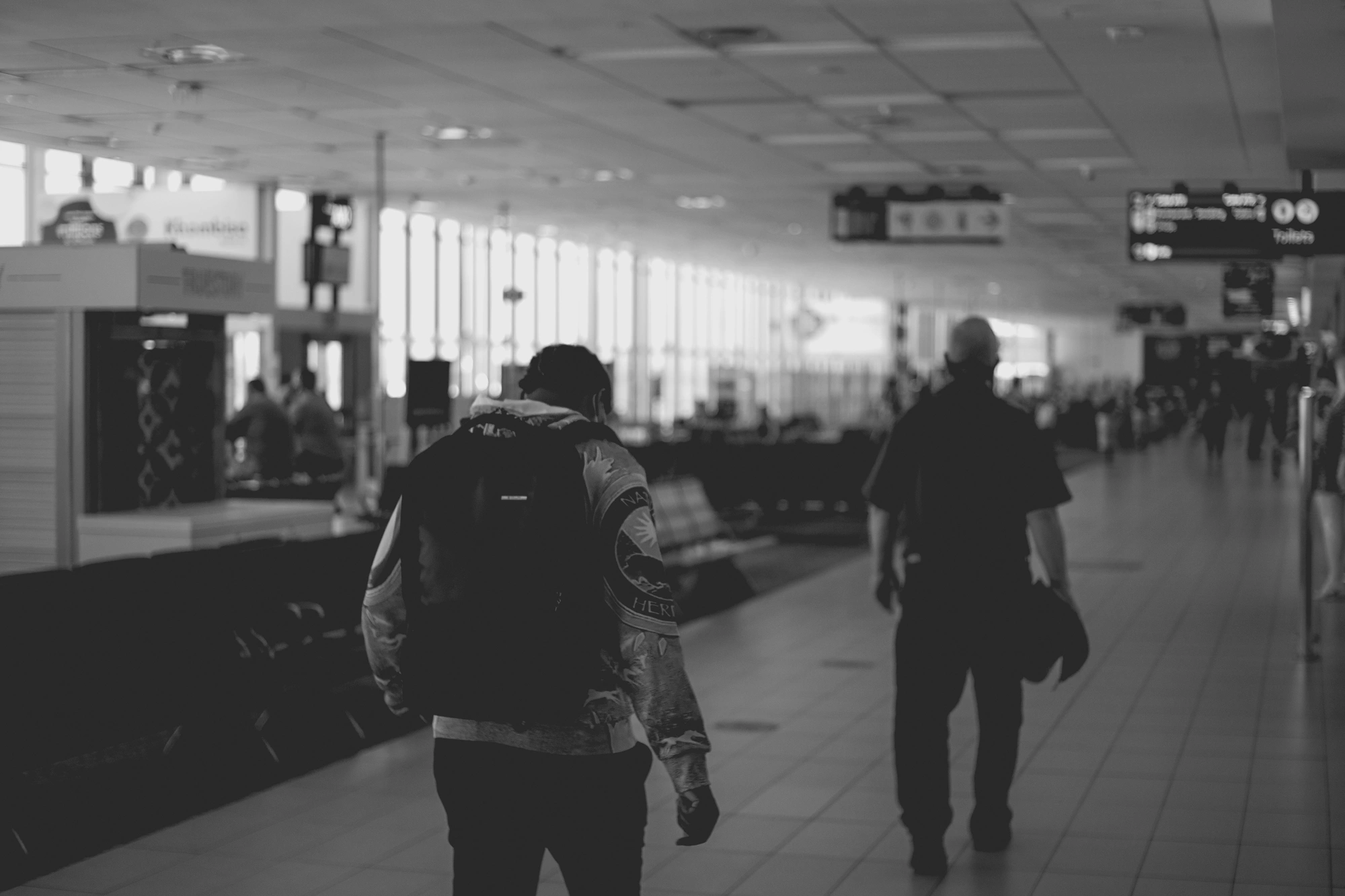 2022-02-18 - xt35 - bw - ZA - Cape Town - People walking in airport