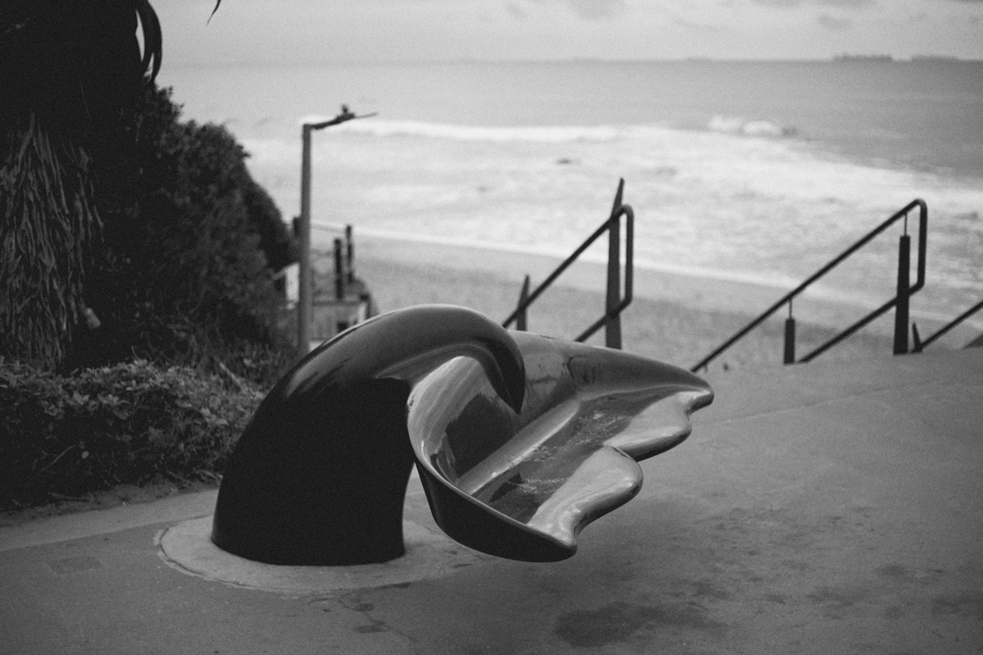 2022-09-18 - xt35 - bw - ZA - Durban - Bench on each