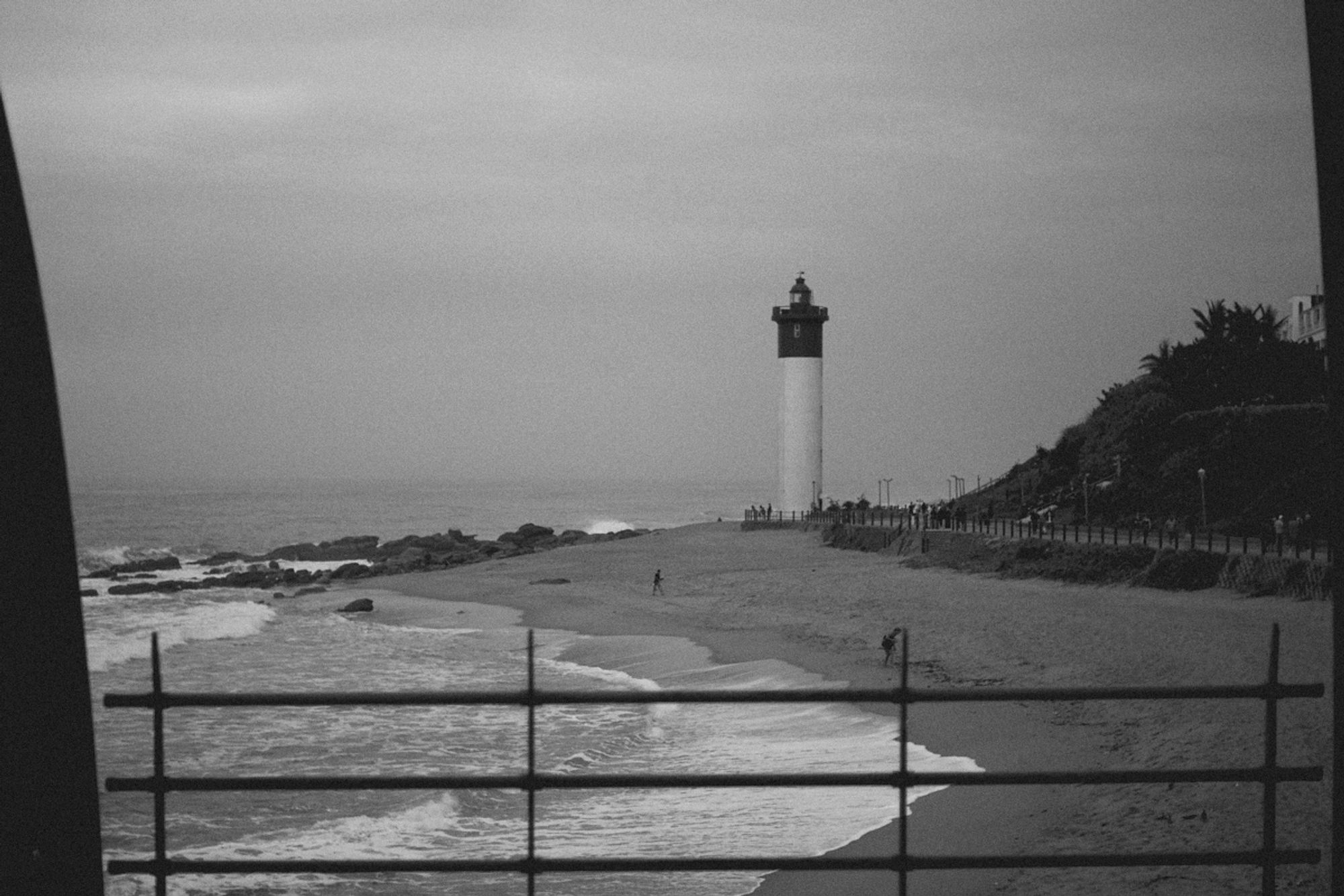 2022-09-18 - xt35 - bw - ZA - Durban - Lighthouse through gap in pillars