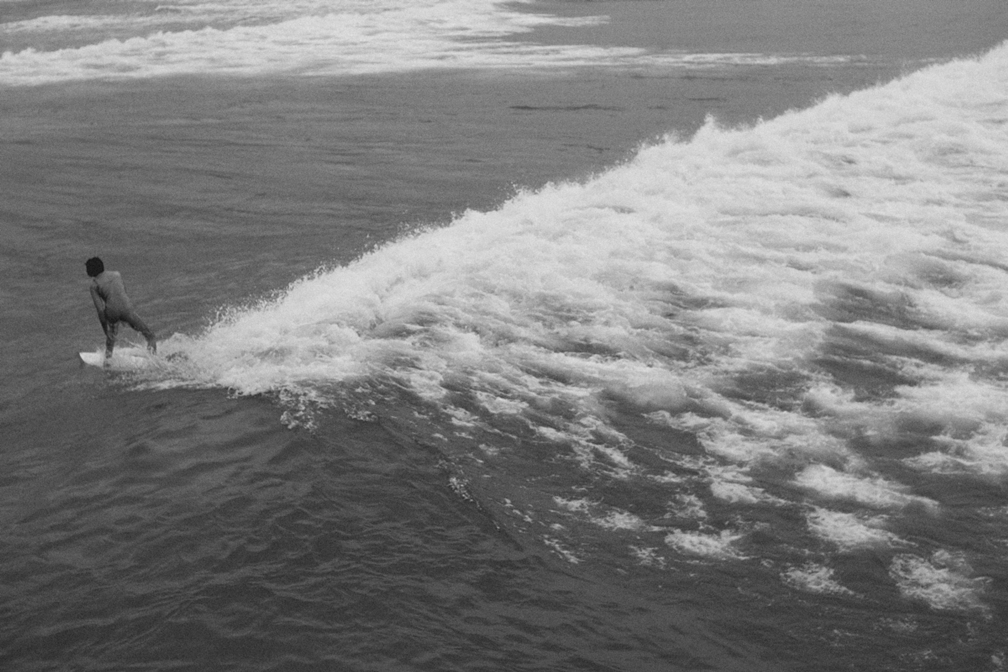 2022-09-18 - xt35 - bw - ZA - Durban - Person surfing